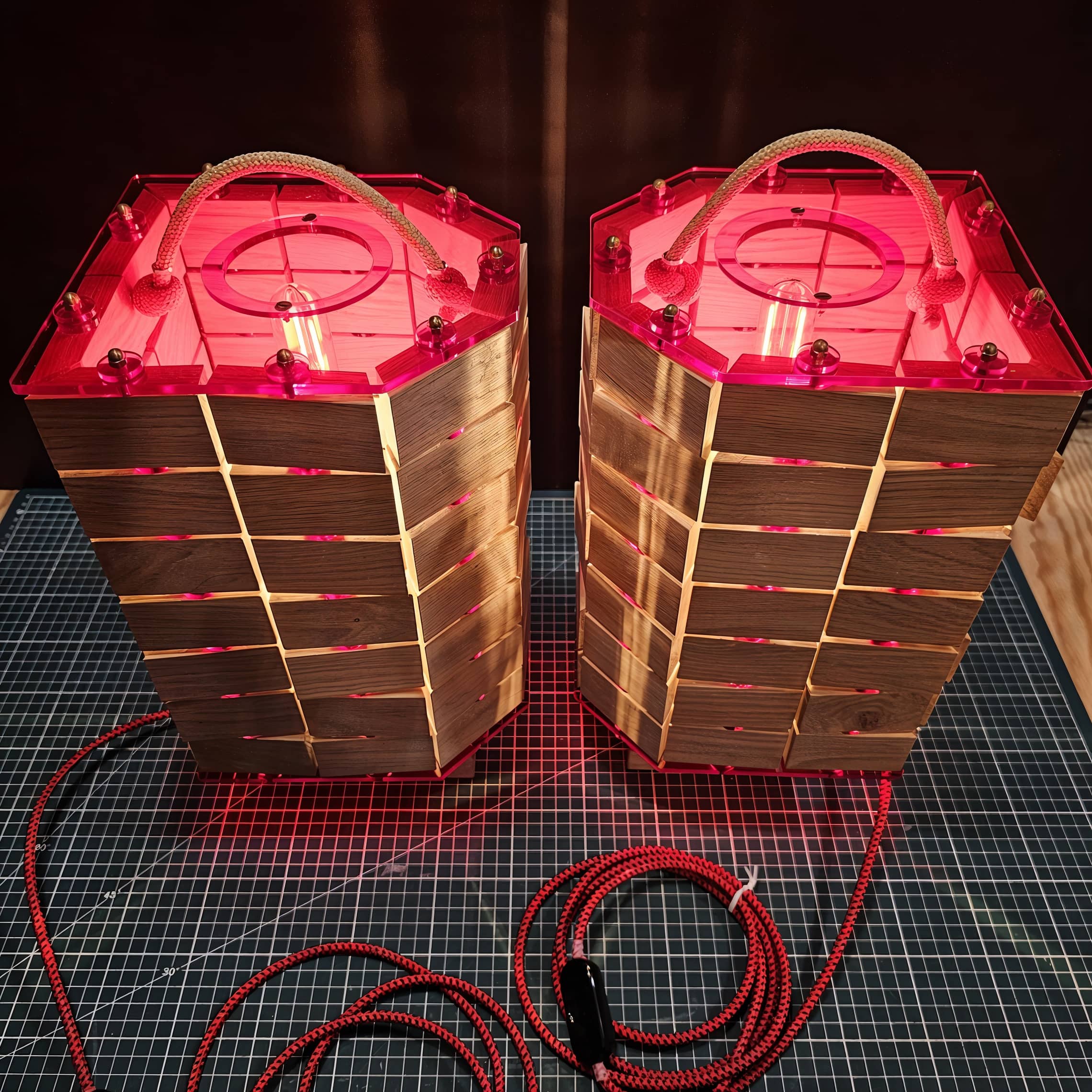 Paire de luminaires Art Déco, bois, plexi et textile image principale