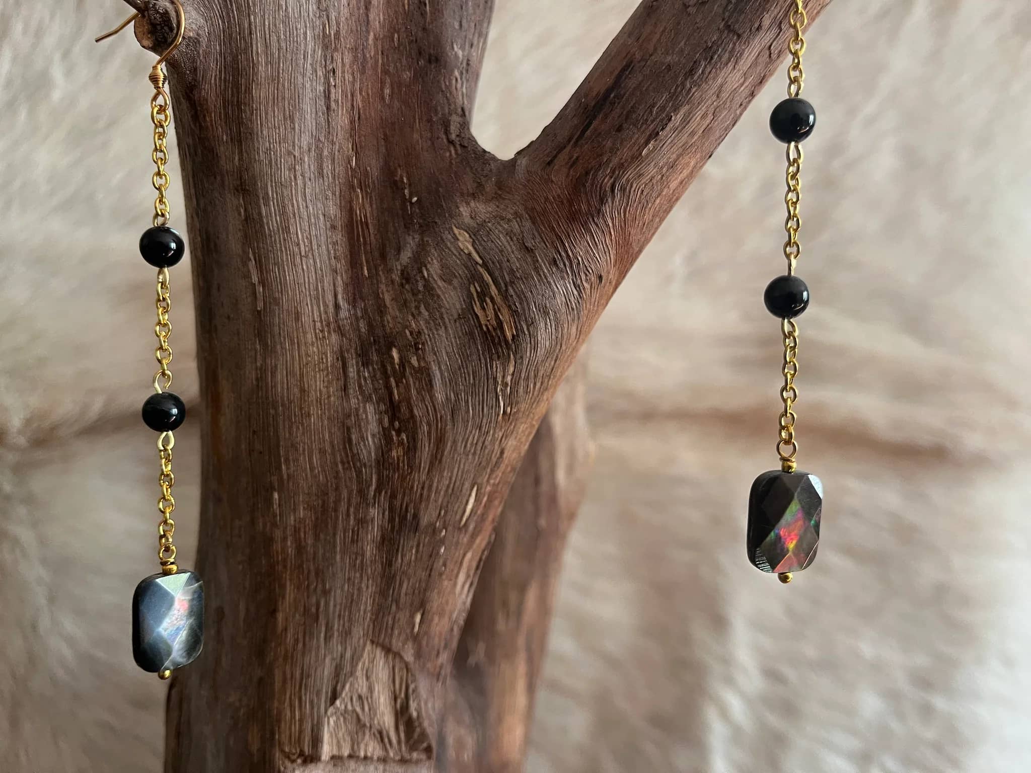 Boucles d’oreilles en nacre noire irisée image principale