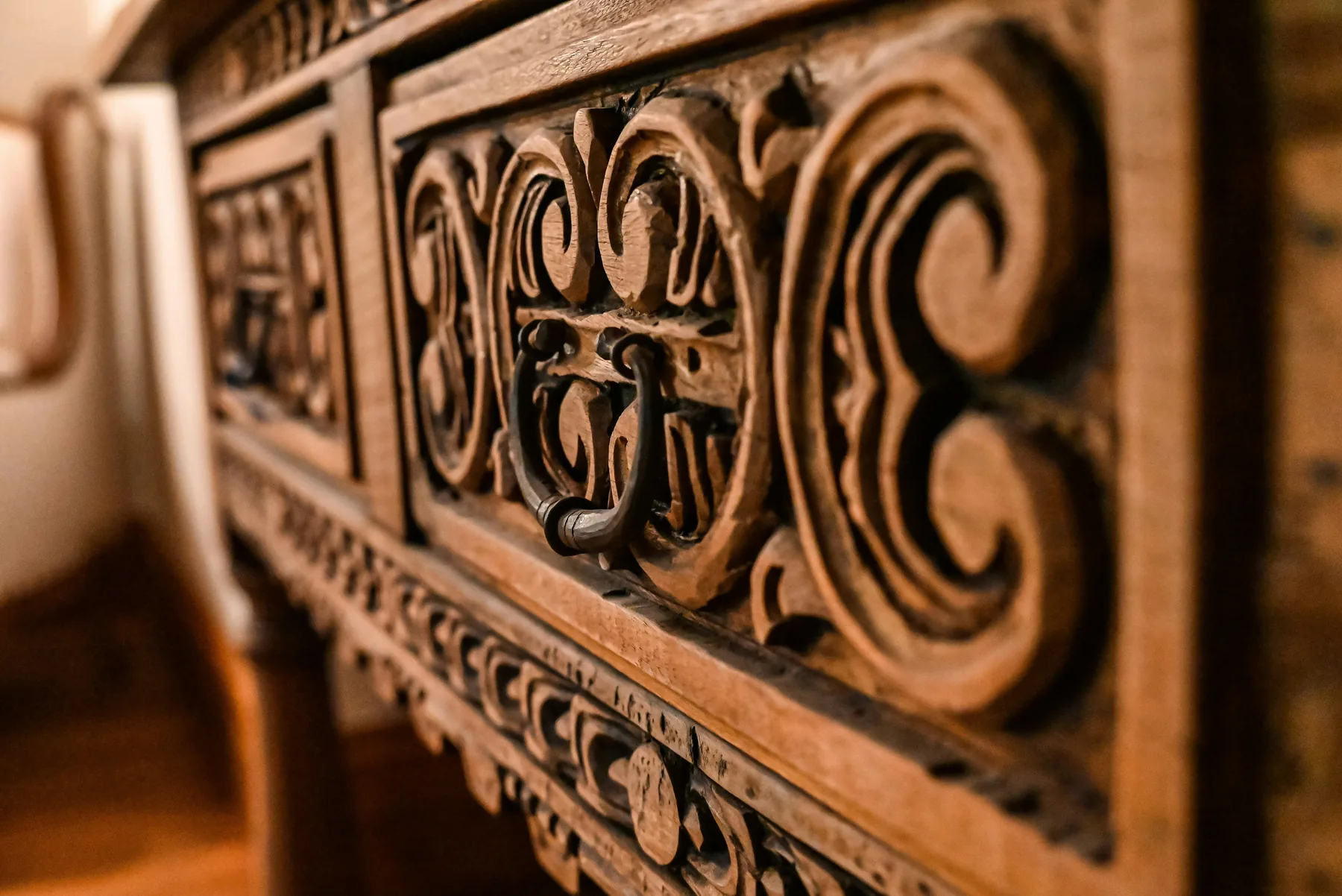 Détail de bois sculpté et patiné dans un intérieur de caractère