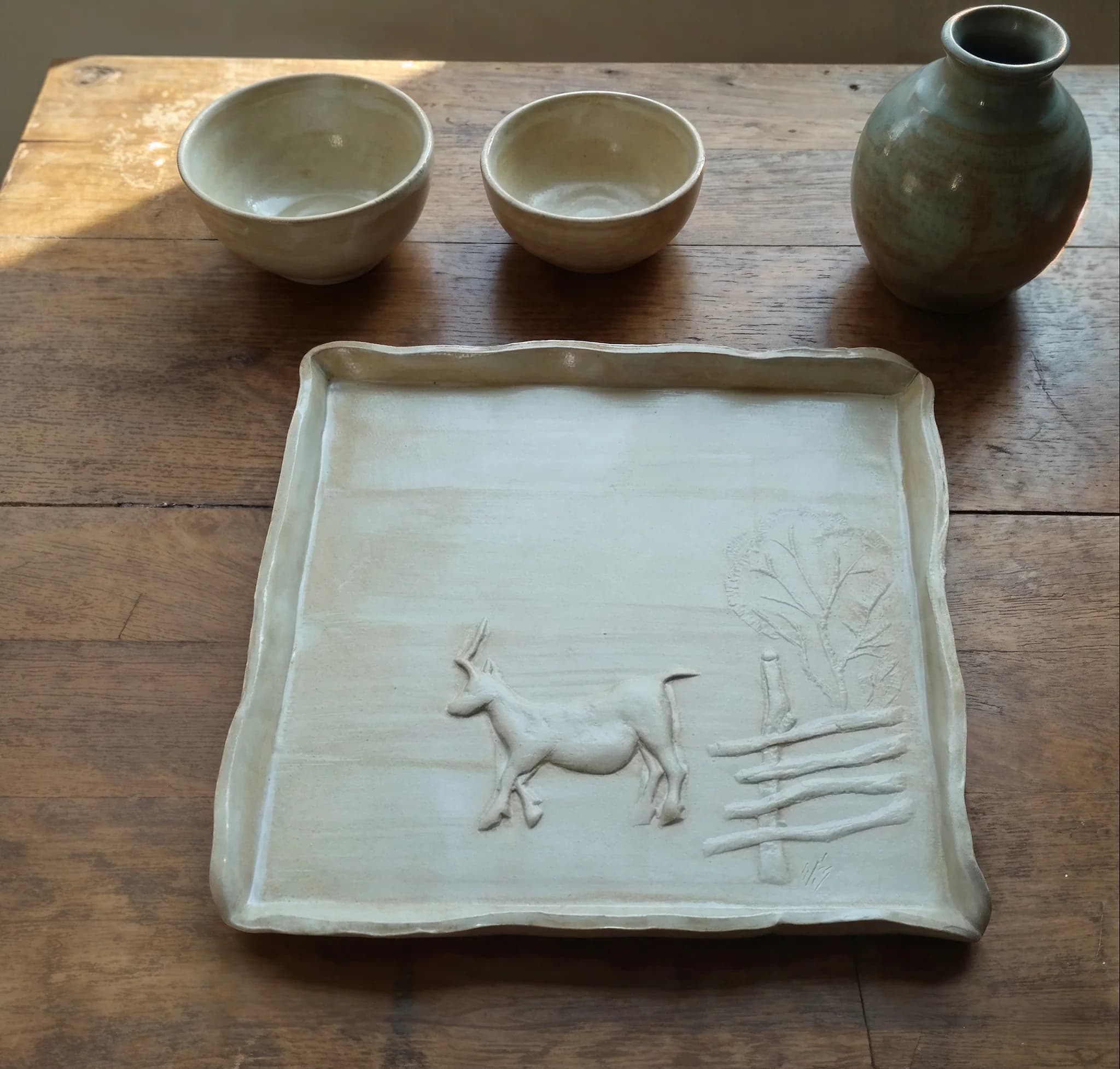 Assiette artisanale en grès décorée en bas relief