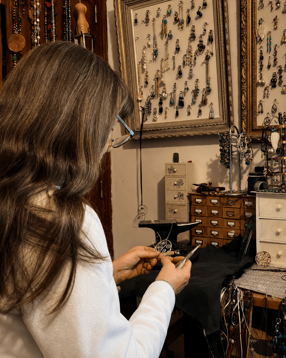 Catherine, créatrice de bijoux en pierres naturelles à Seillans