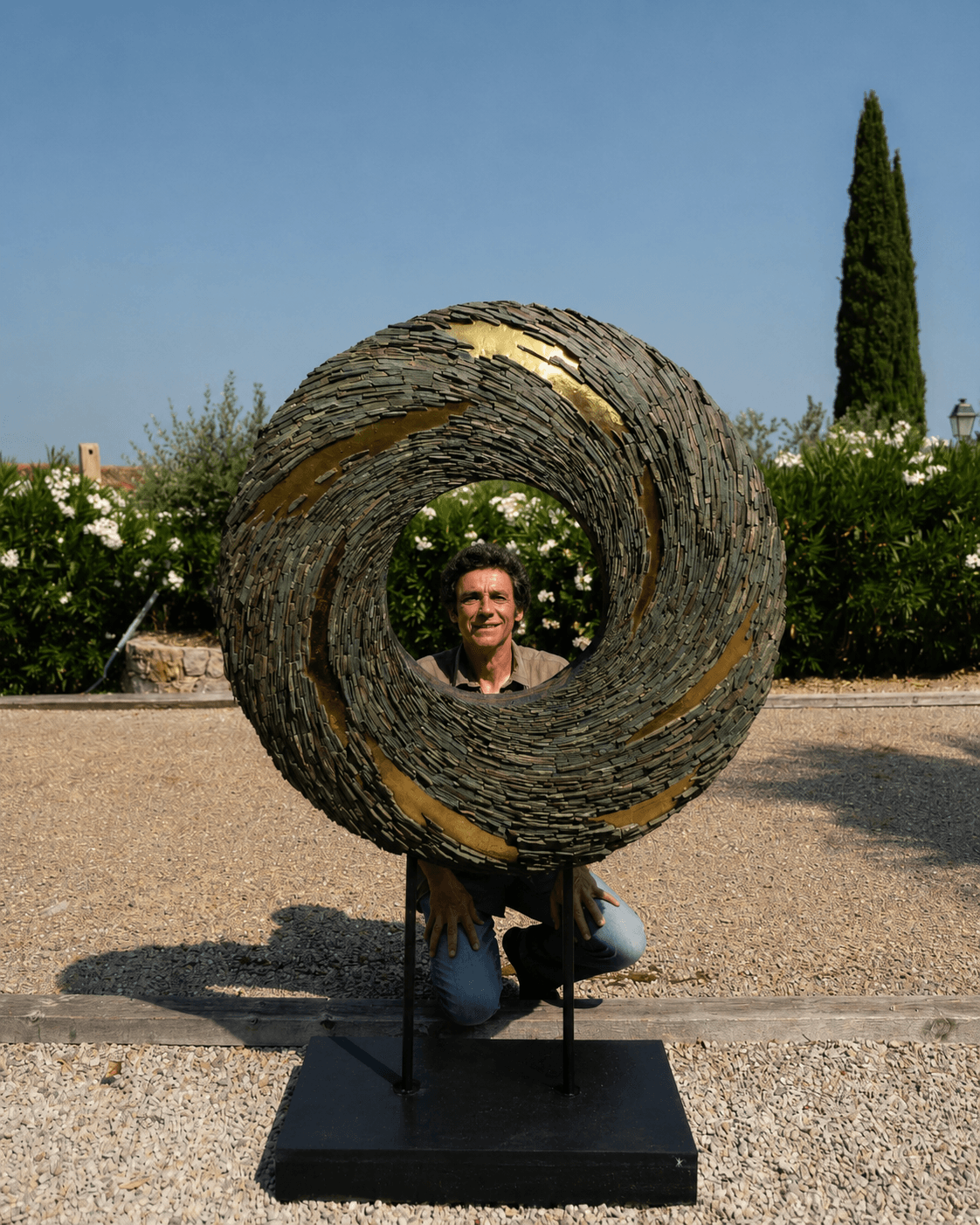Christian, mosaïste traditionnel dans son atelier de Seillans