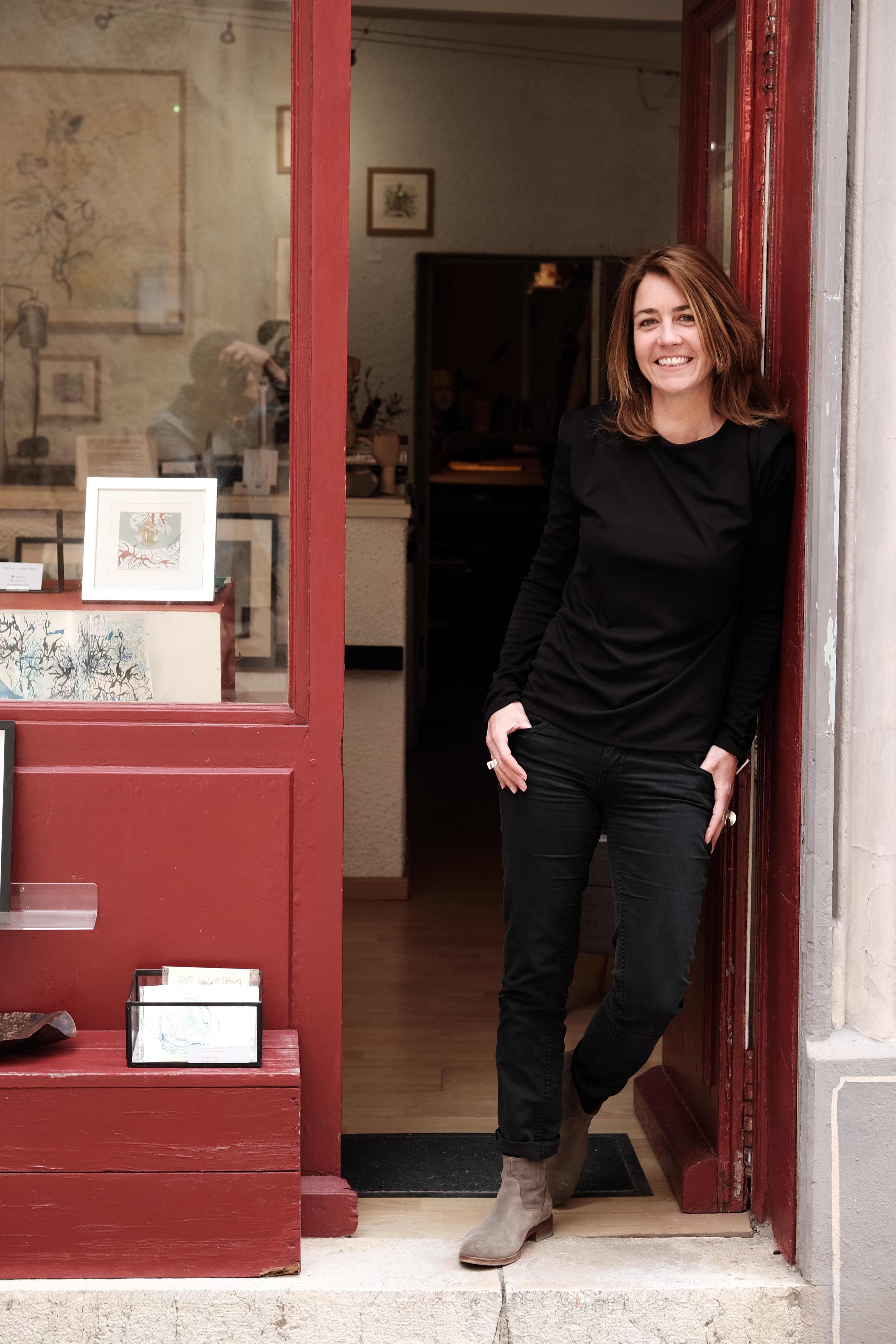 Élise, artiste graveuse et céramiste dans son atelier de Seillans