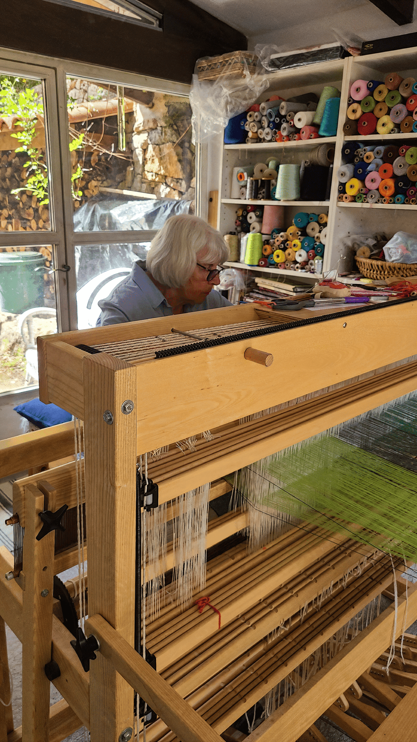 Monika, tisserande artisanale et spécialiste des fibres naturelles à Seillans