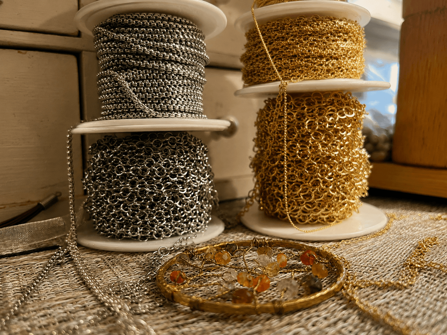 Bijoux artisanaux et pierres naturelles dans un atelier de Seillans