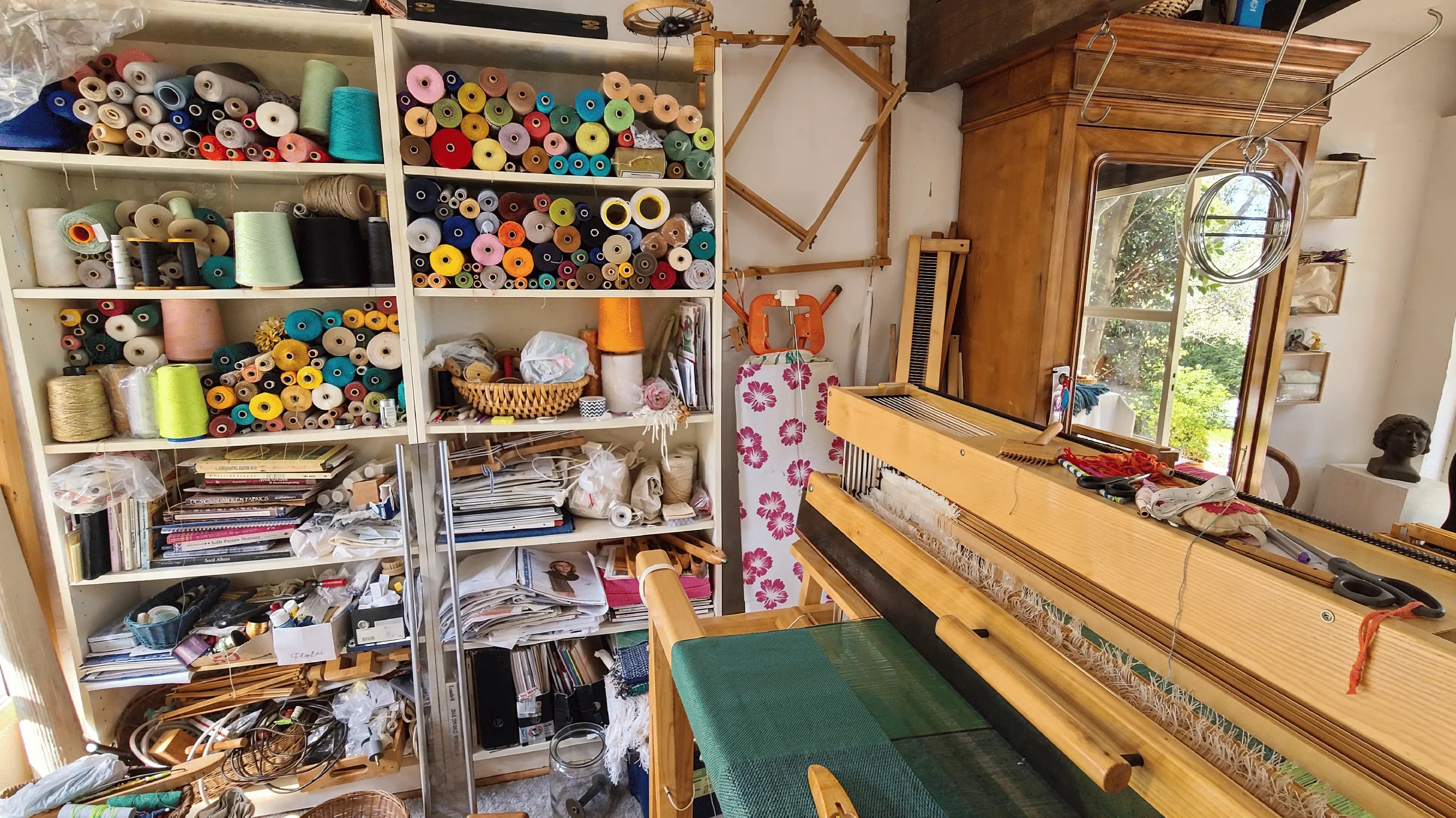 Atelier de tissage artisanal et teintures naturelles dans le Pays de Fayence
