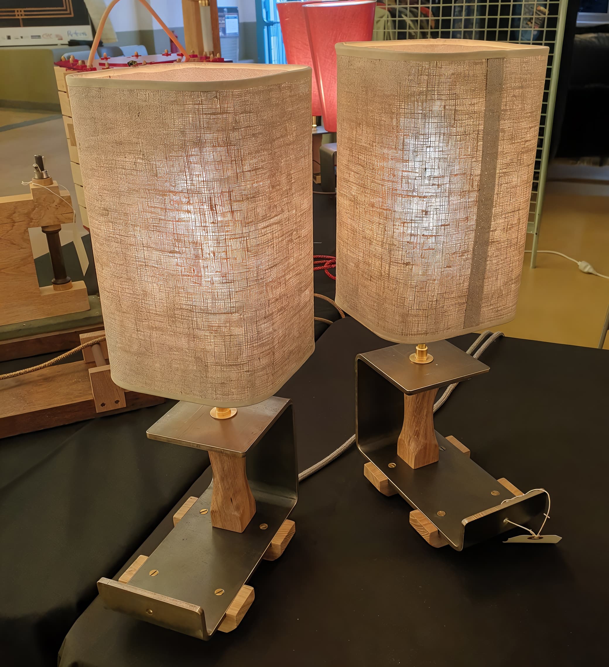 Paire de luminaires Art Déco — abat-jour cylindrique & base métal-chêne