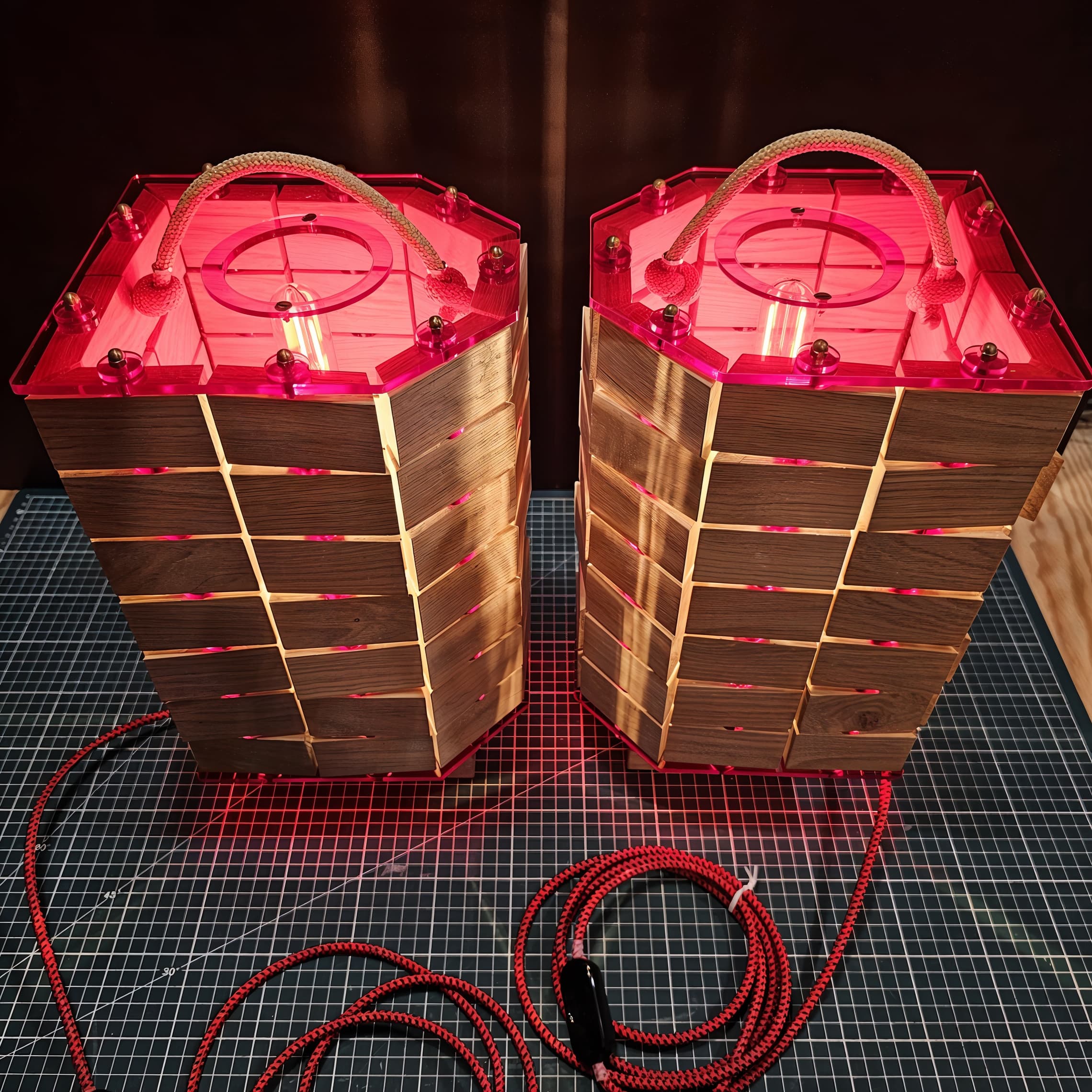 Paire de luminaires design Art Déco — bois, plexi fuchsia et cordon textile rouge