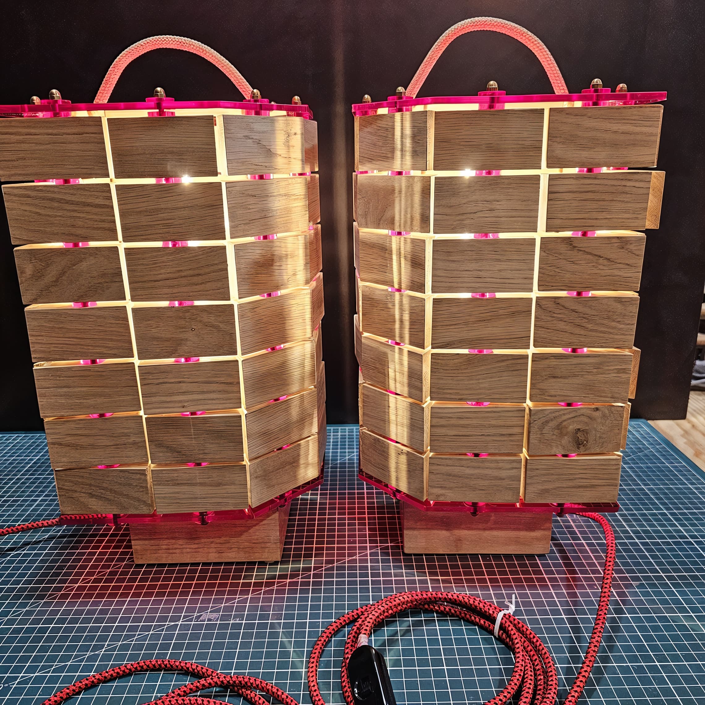 Paire de luminaires Art Déco, bois, plexi et textile image 2