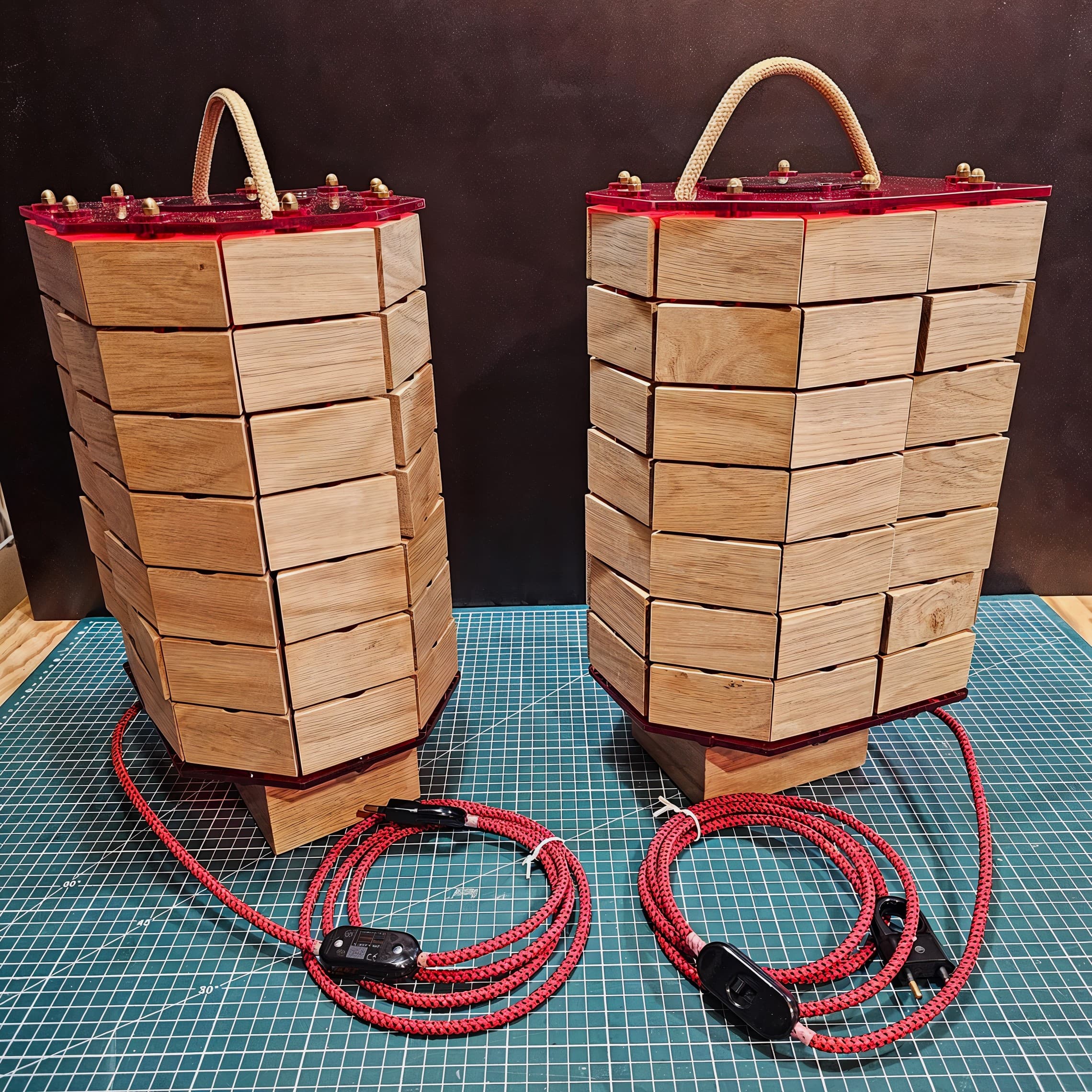 Paire de luminaires Art Déco, bois, plexi et textile image 3