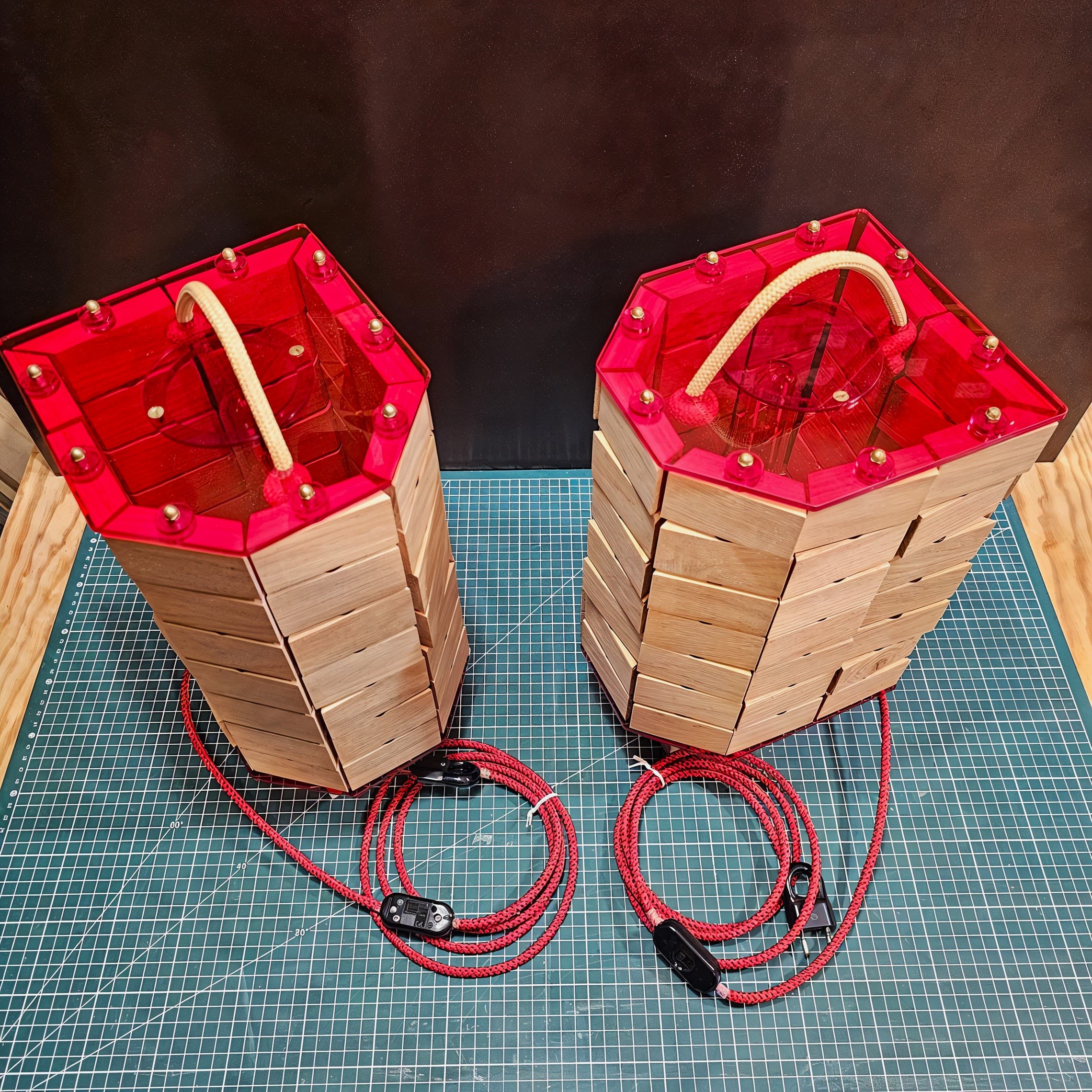 Paire de luminaires Art Déco, bois, plexi et textile image 4