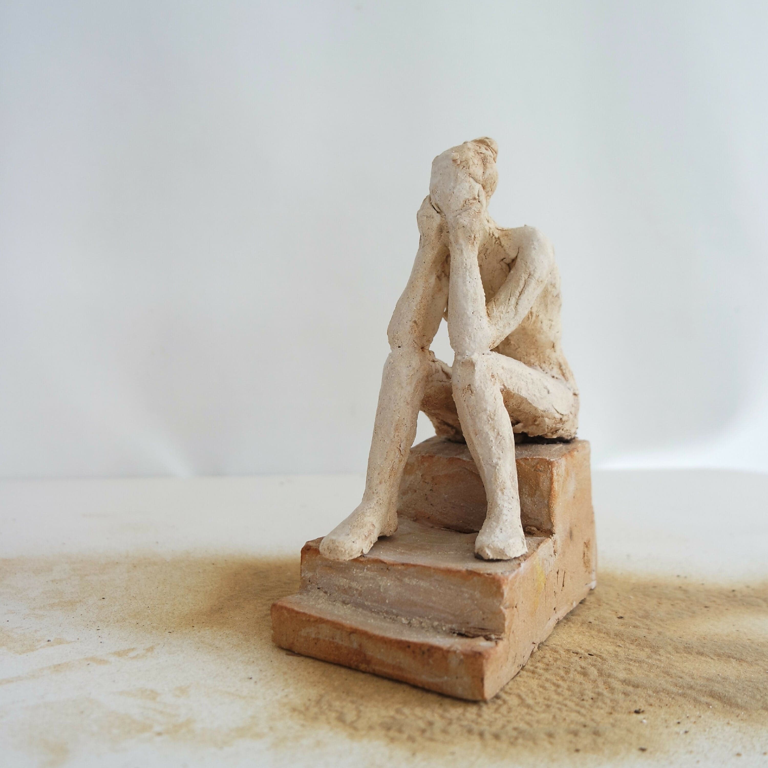 Sculpture — Pause sur les marches (Grès)