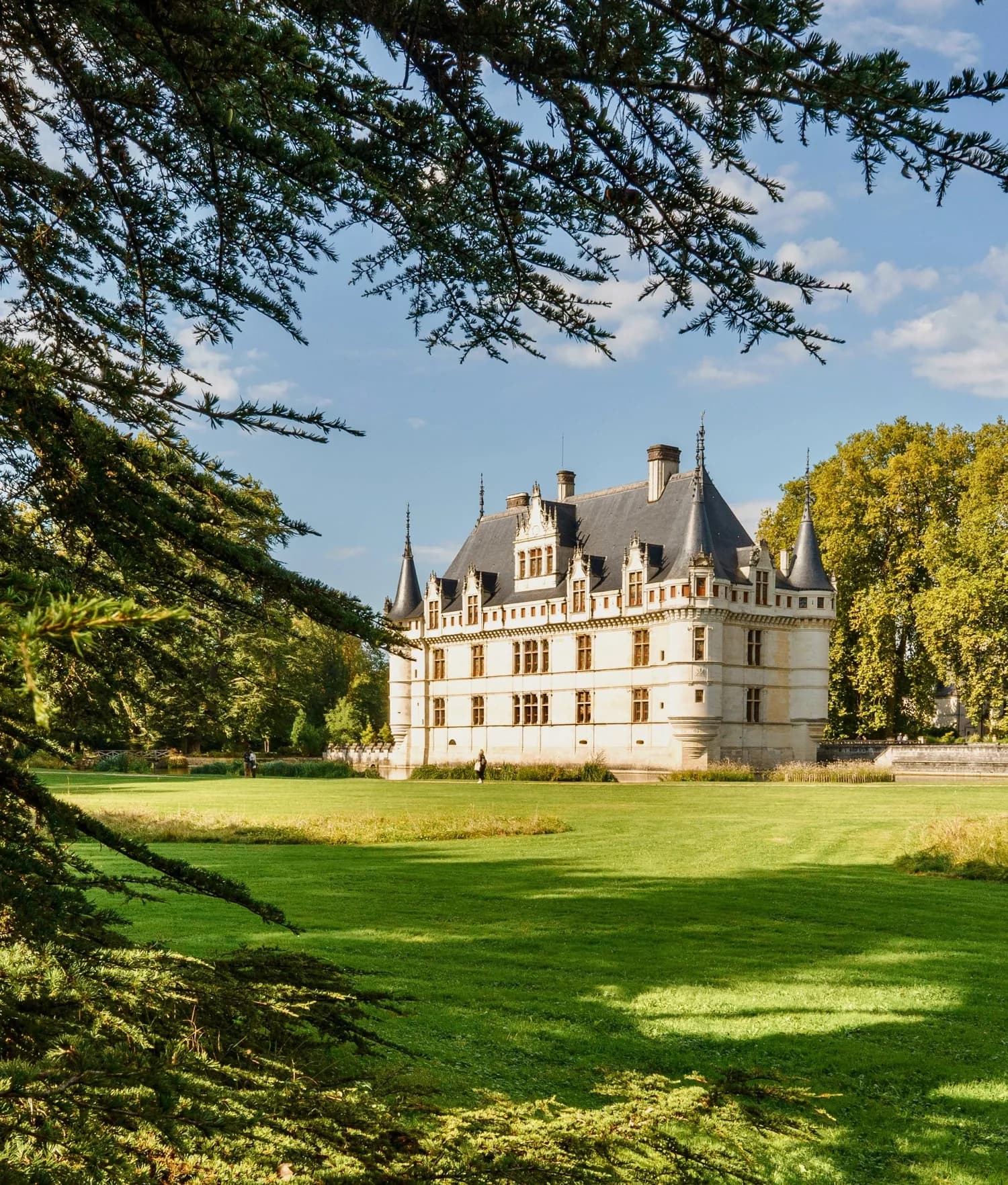 Château français entouré d’un parc arboré