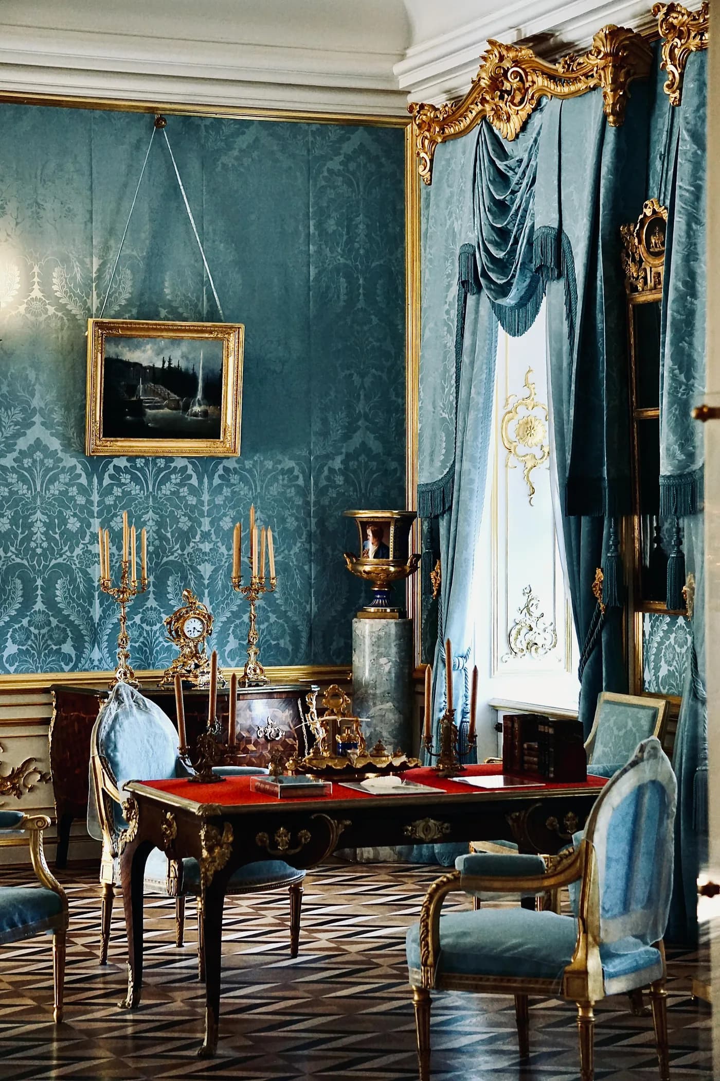 Intérieur de collectionneur avec mobilier ancien, objets dorés et tentures bleues