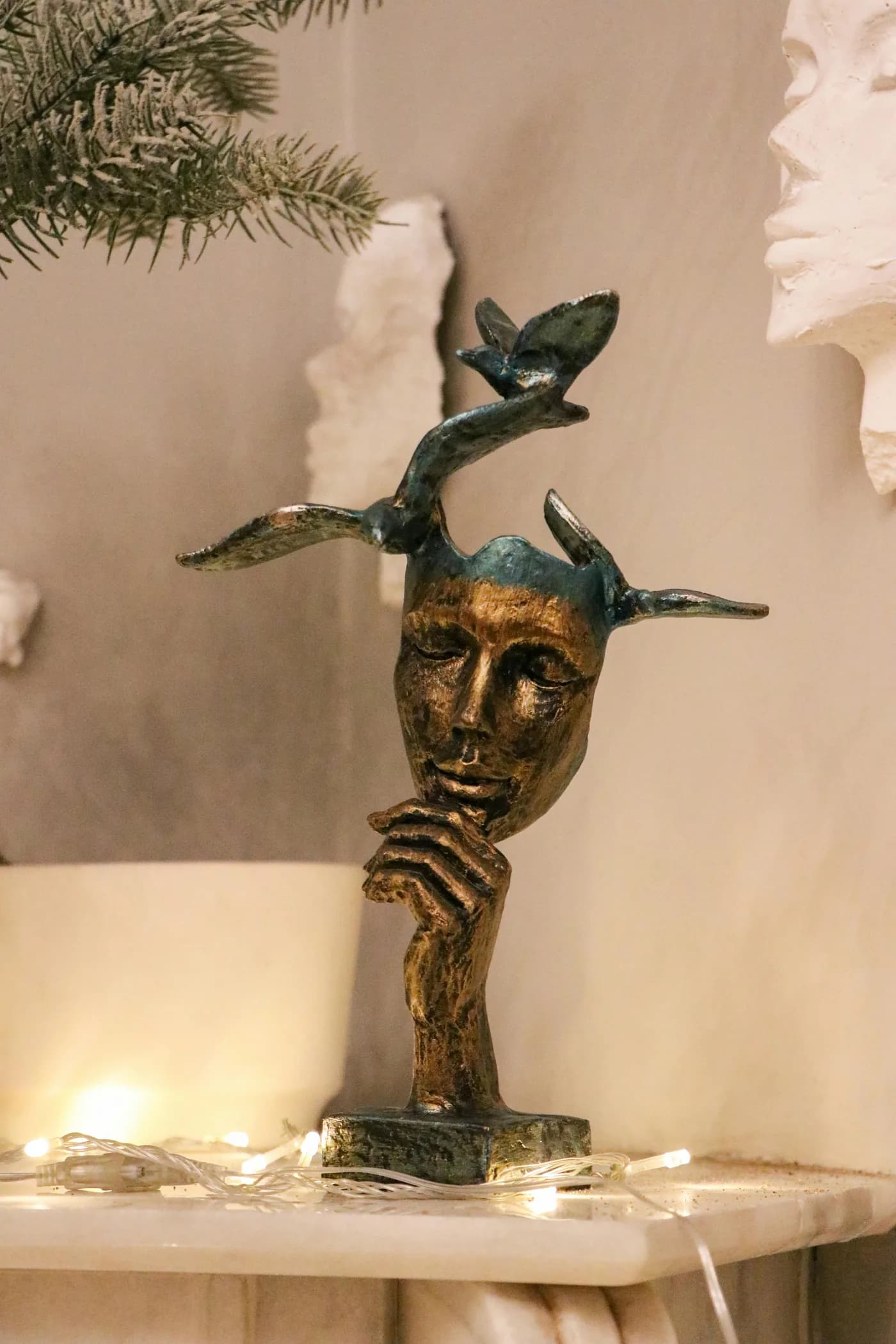 Sculpture artisanale exposée parmi des objets de caractère