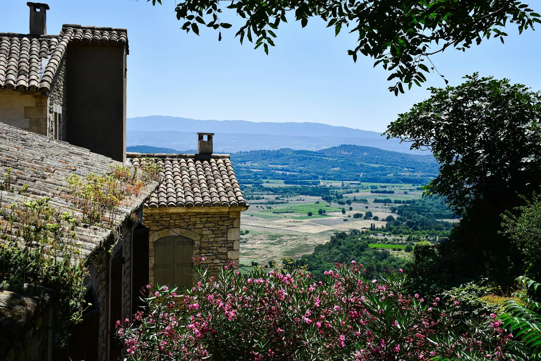 Maison de caractère en pierre ouverte sur un paysage de campagne