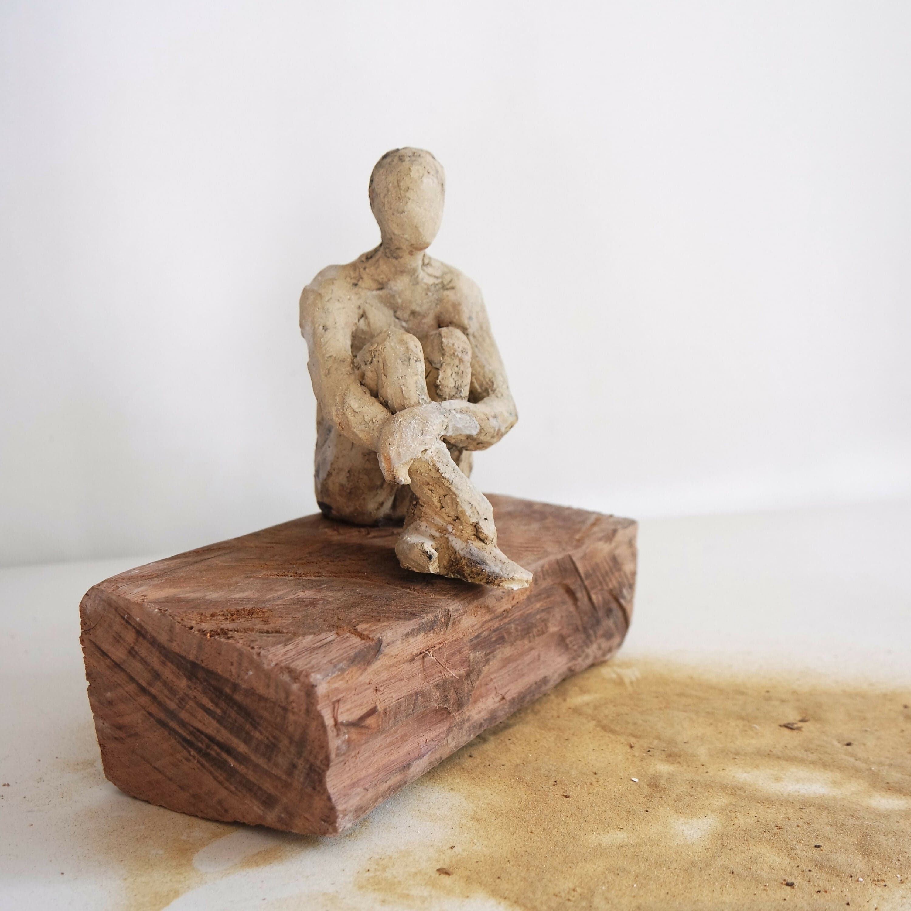 Homme assis sur cyprès (Grès) image 1