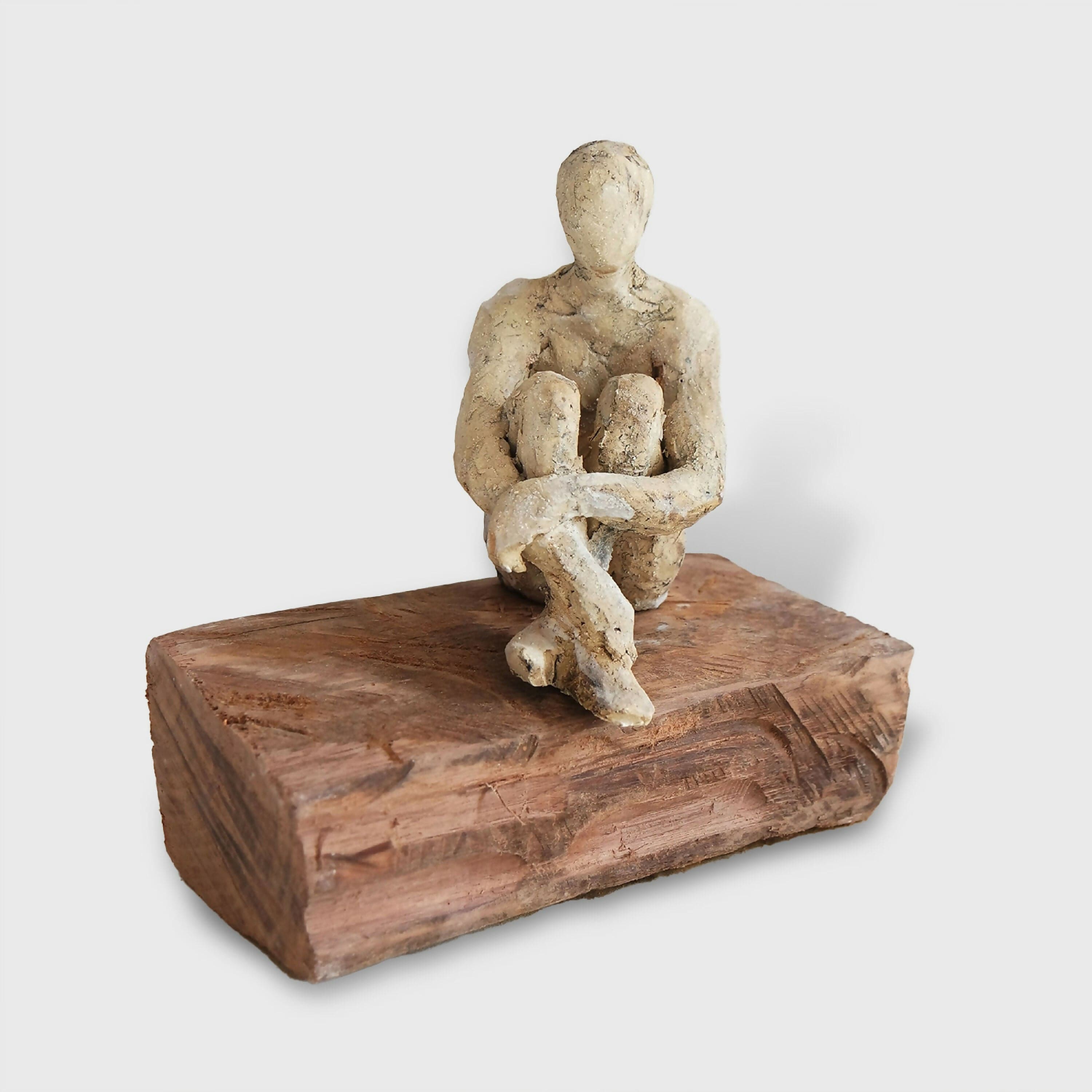 Homme assis sur cyprès (Grès) image 2