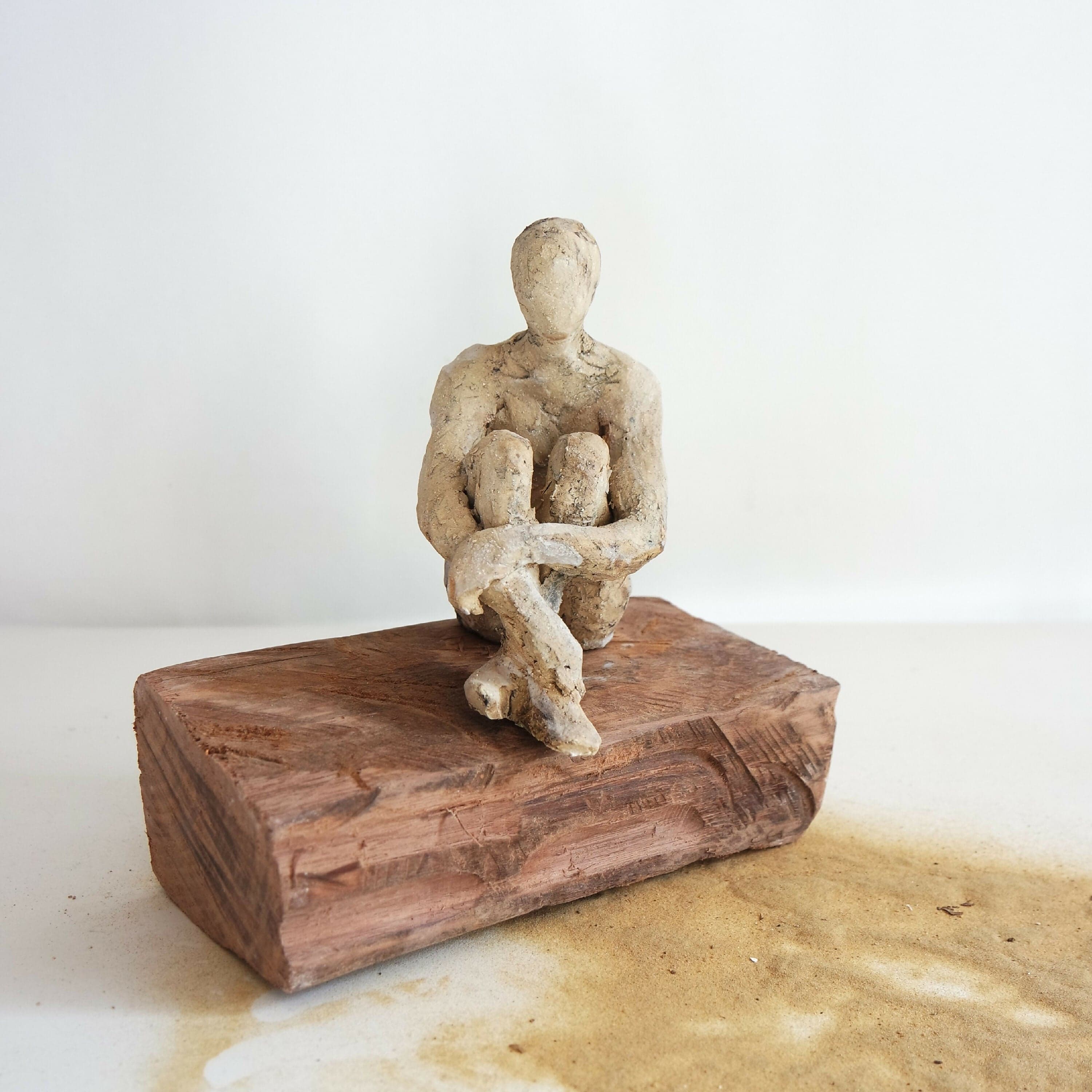 Homme assis sur cyprès (Grès) image 3