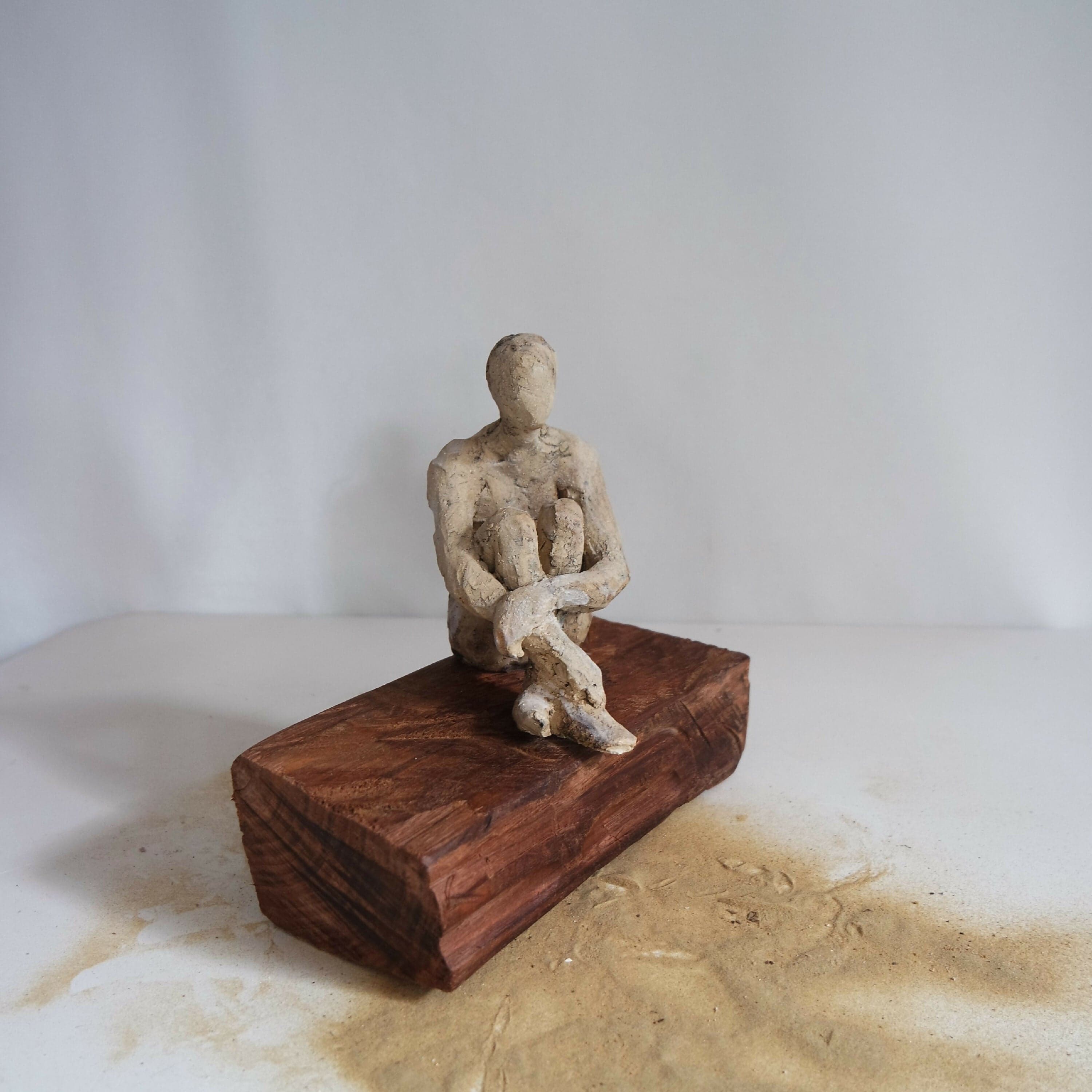 Homme assis sur cyprès (Grès) image 4