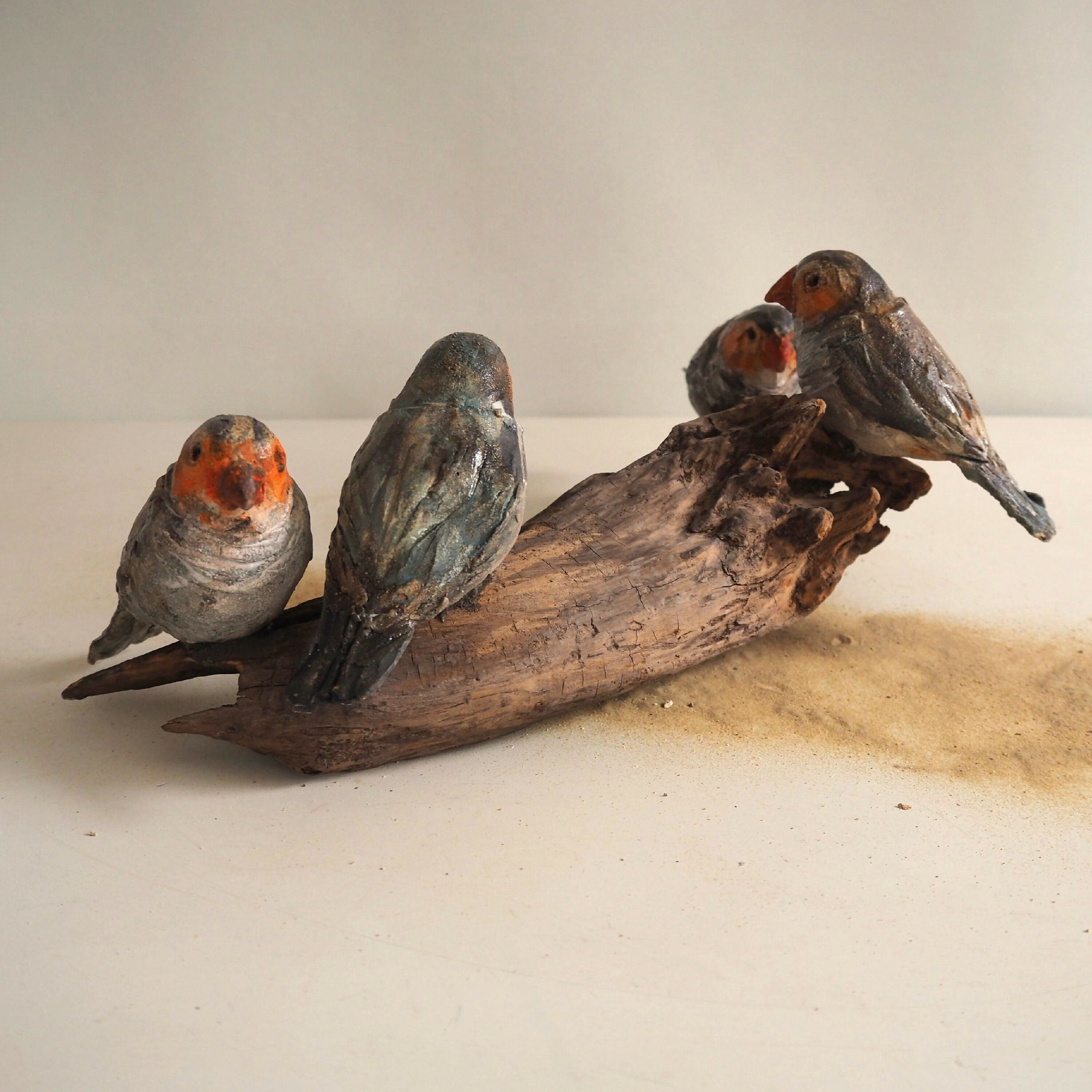 Quatre Astrilds sur bois brûlé (Grès) image 3