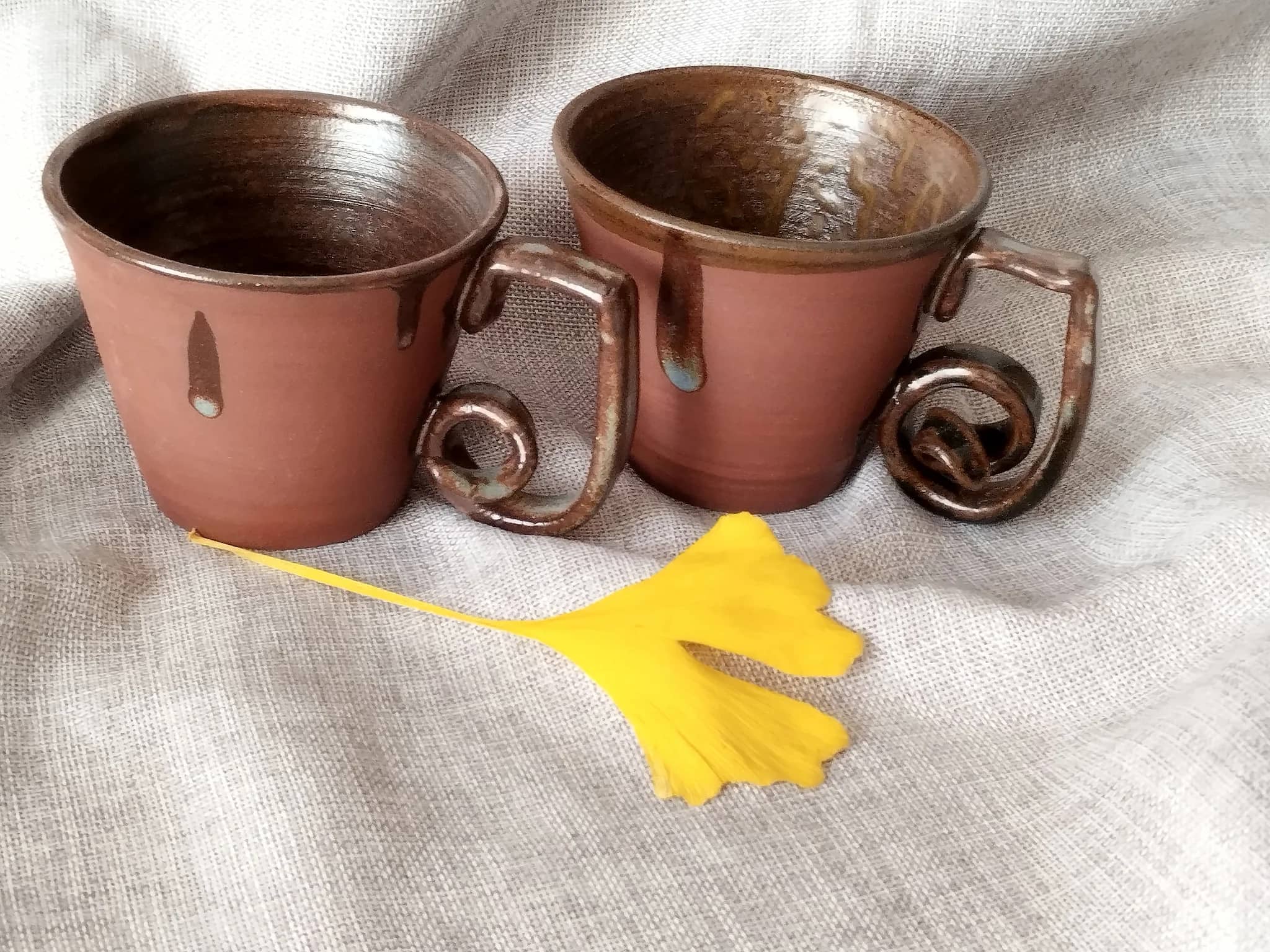 Tasse à café avec anse sculpté image principale