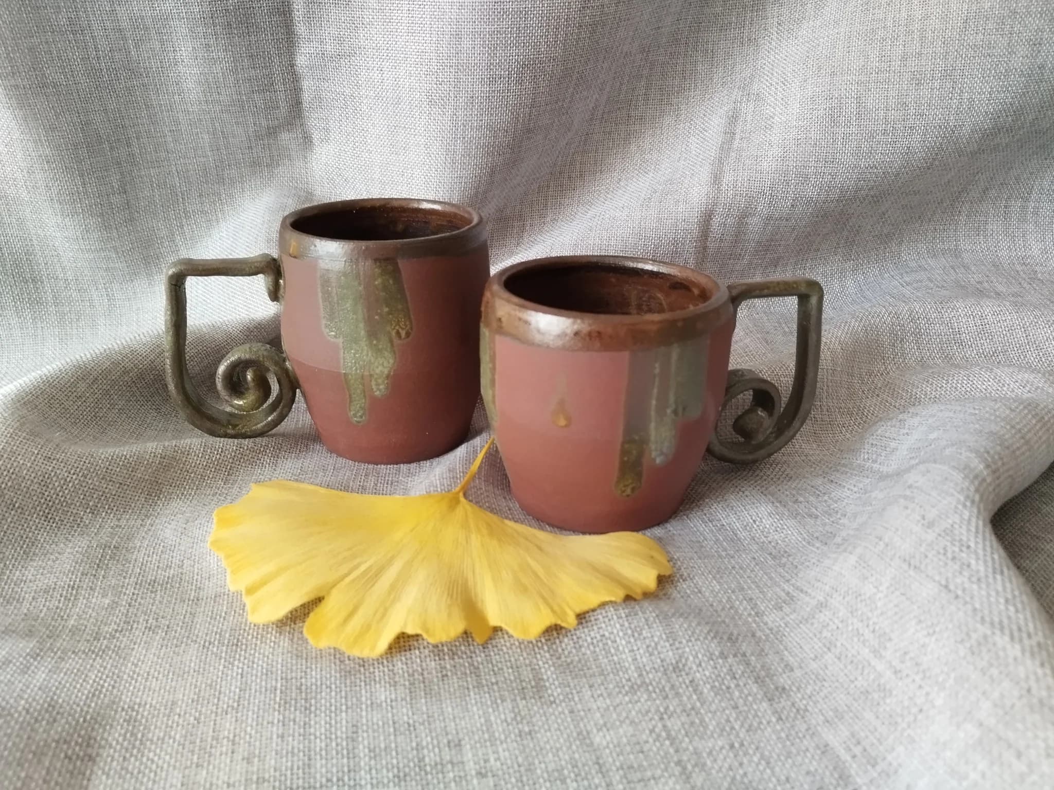 Tasse artisanale en grès brun et anse sculptée image 1