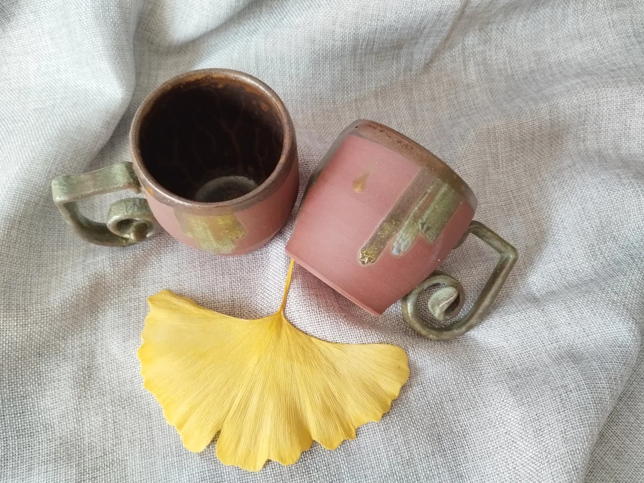 Tasse artisanale en grès brun et anse sculptée image 2