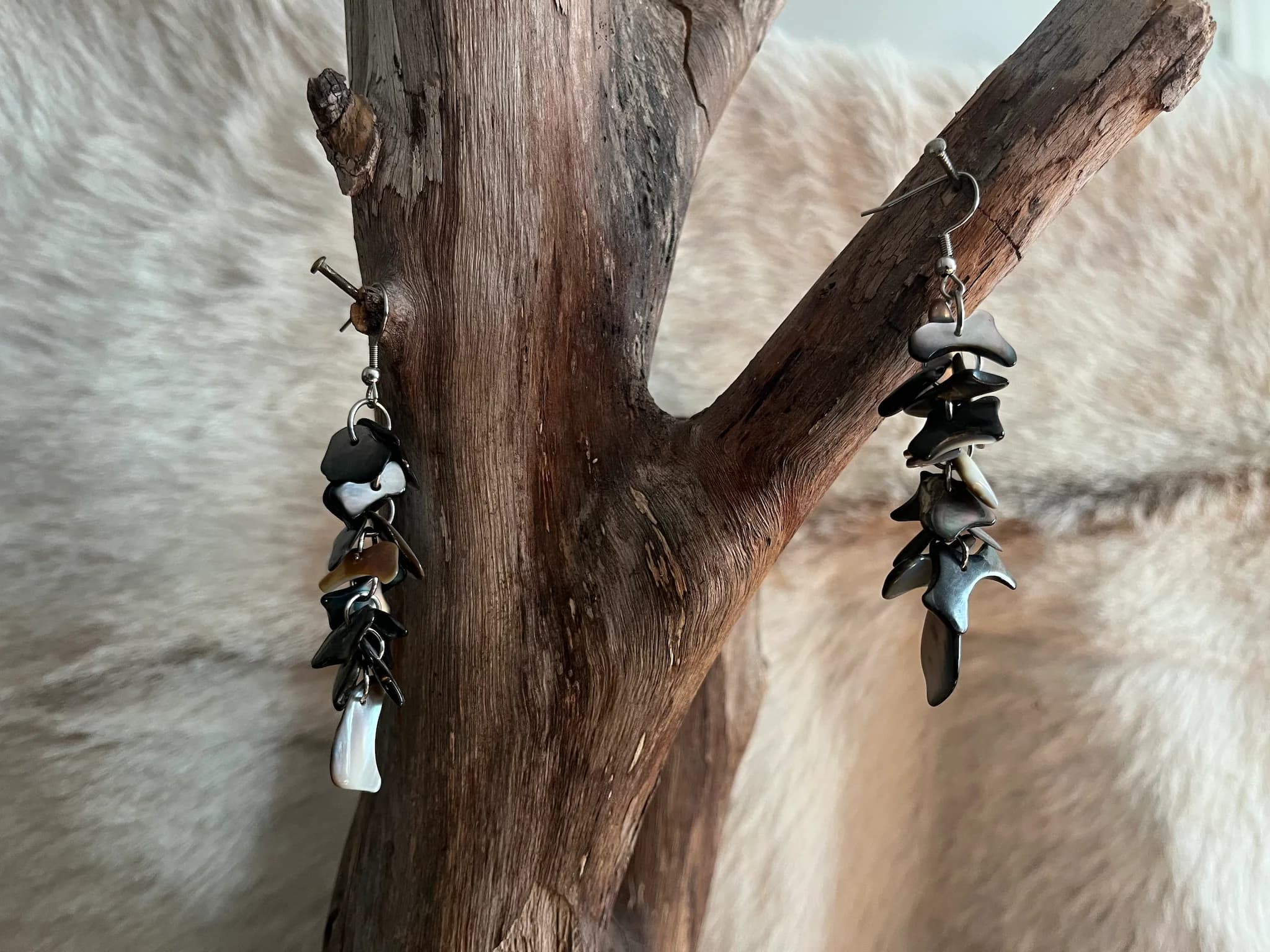 Boucles d’oreilles en coquillages noirs irisée image 2