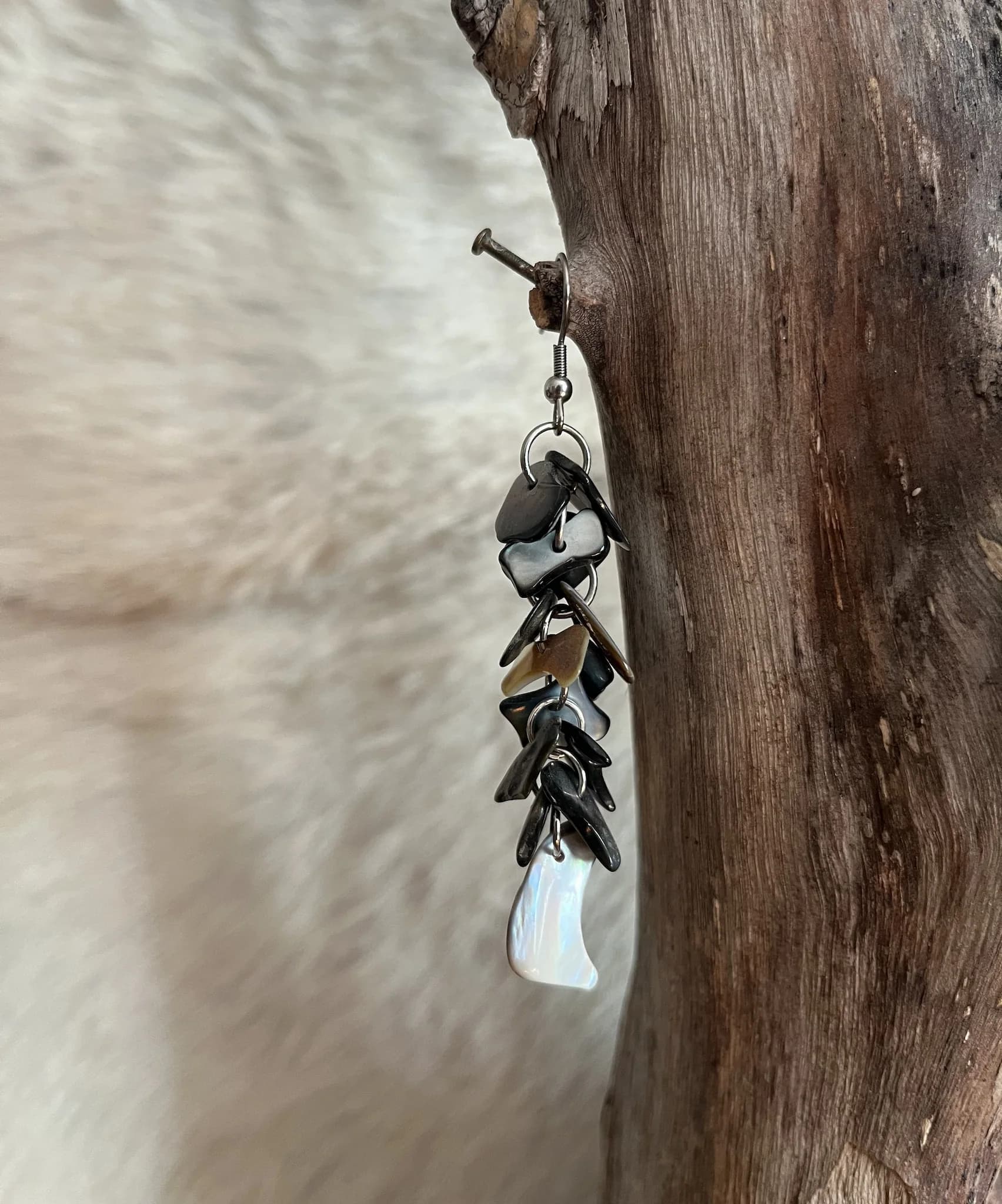 Boucles d’oreilles en coquillages noirs irisée image 3