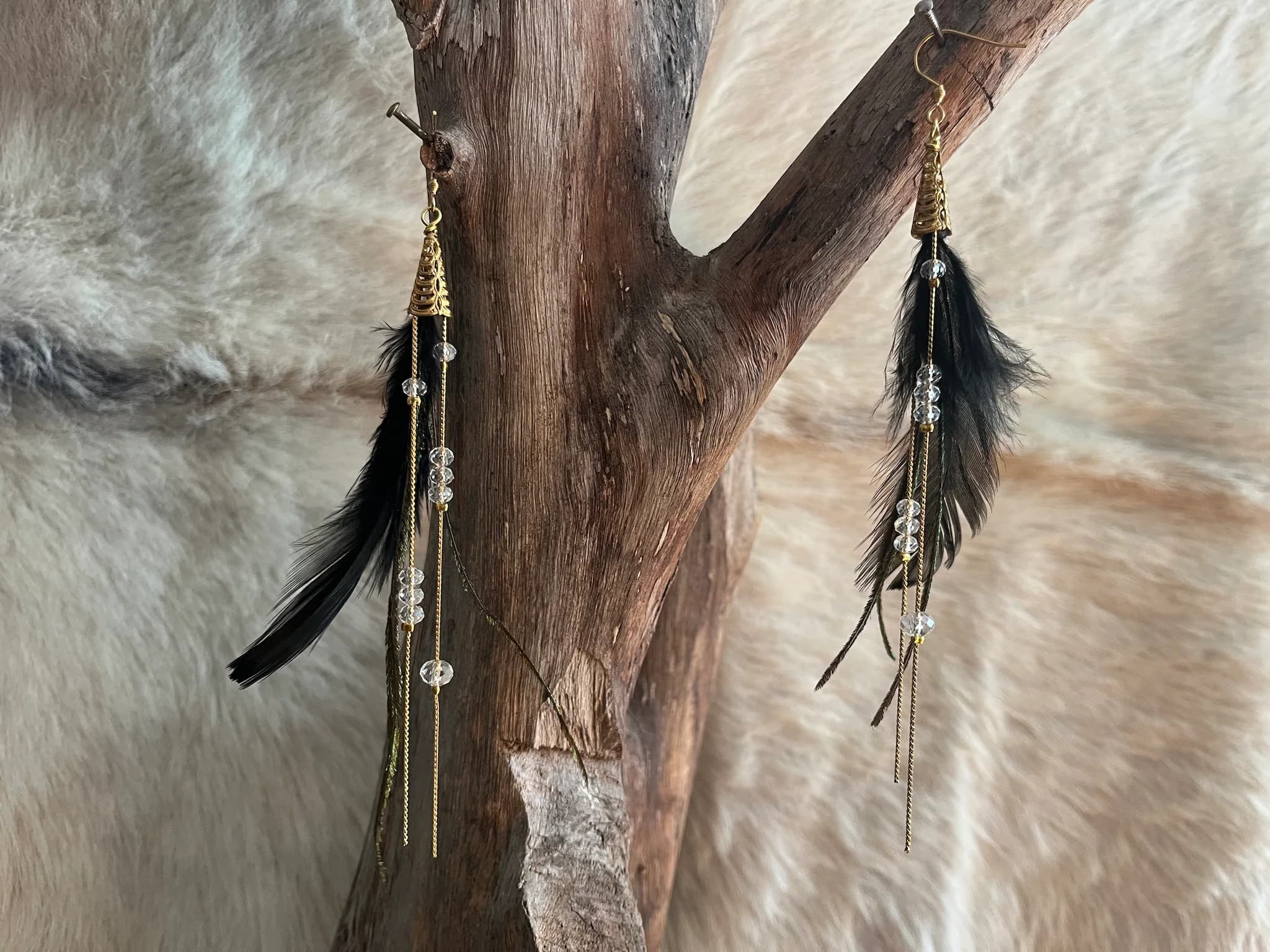 Boucles d’oreilles plumes noires et cristal image 2