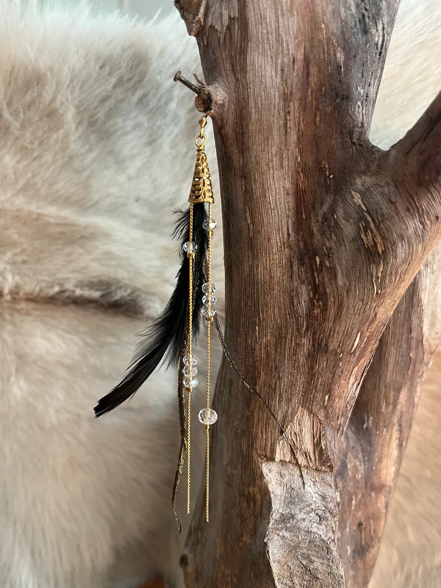 Boucles d’oreilles plumes noires et cristal image 3