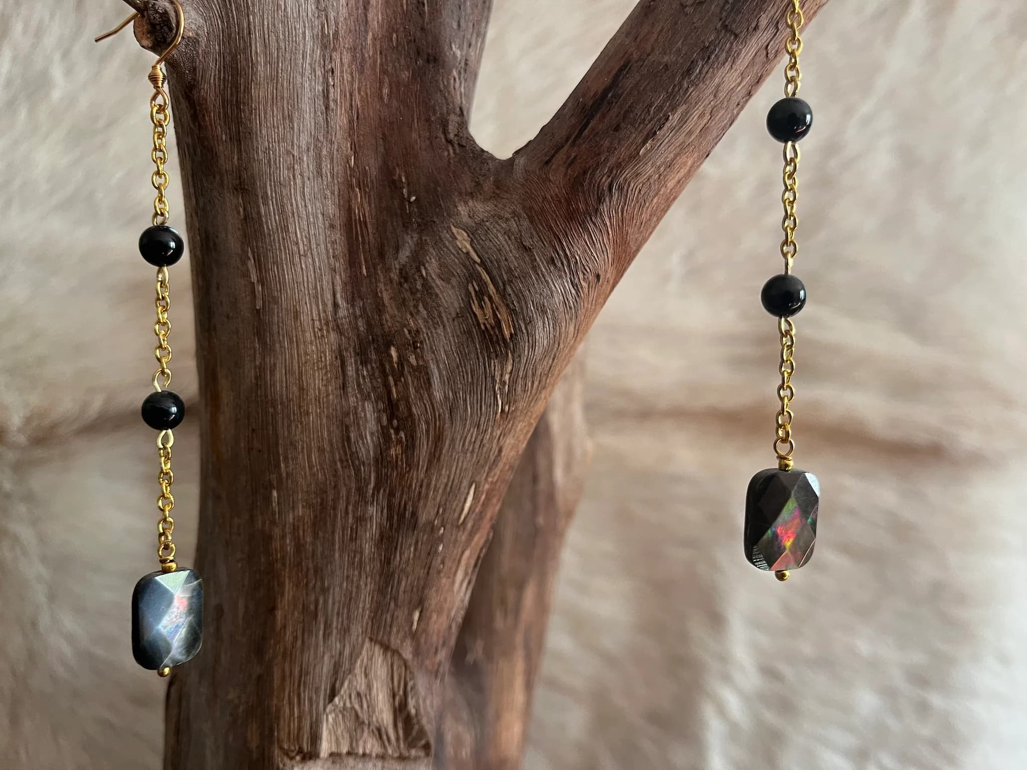 Boucles d’oreilles en nacre noire irisée image 1