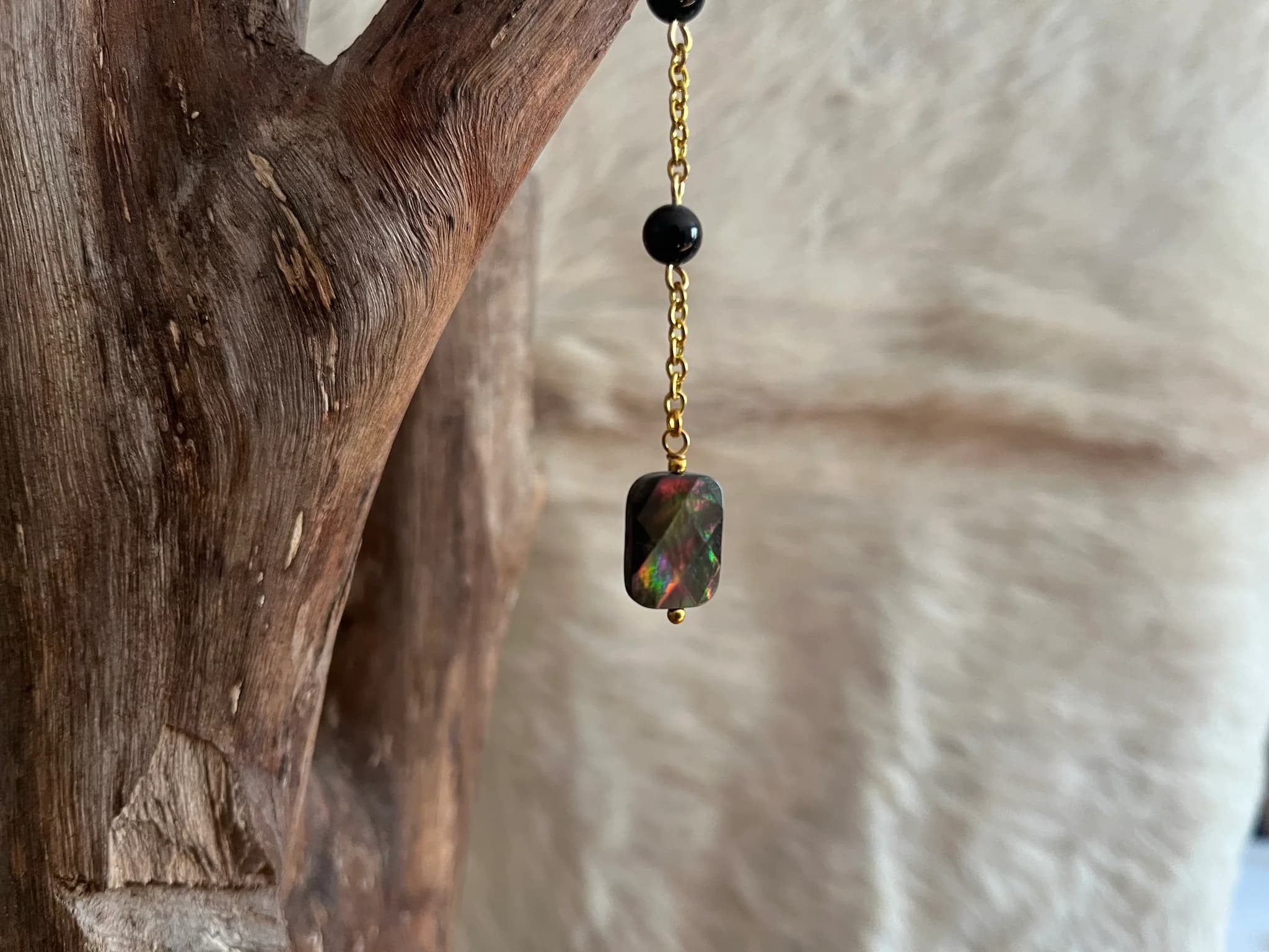 Boucles d’oreilles en nacre noire irisée image 2