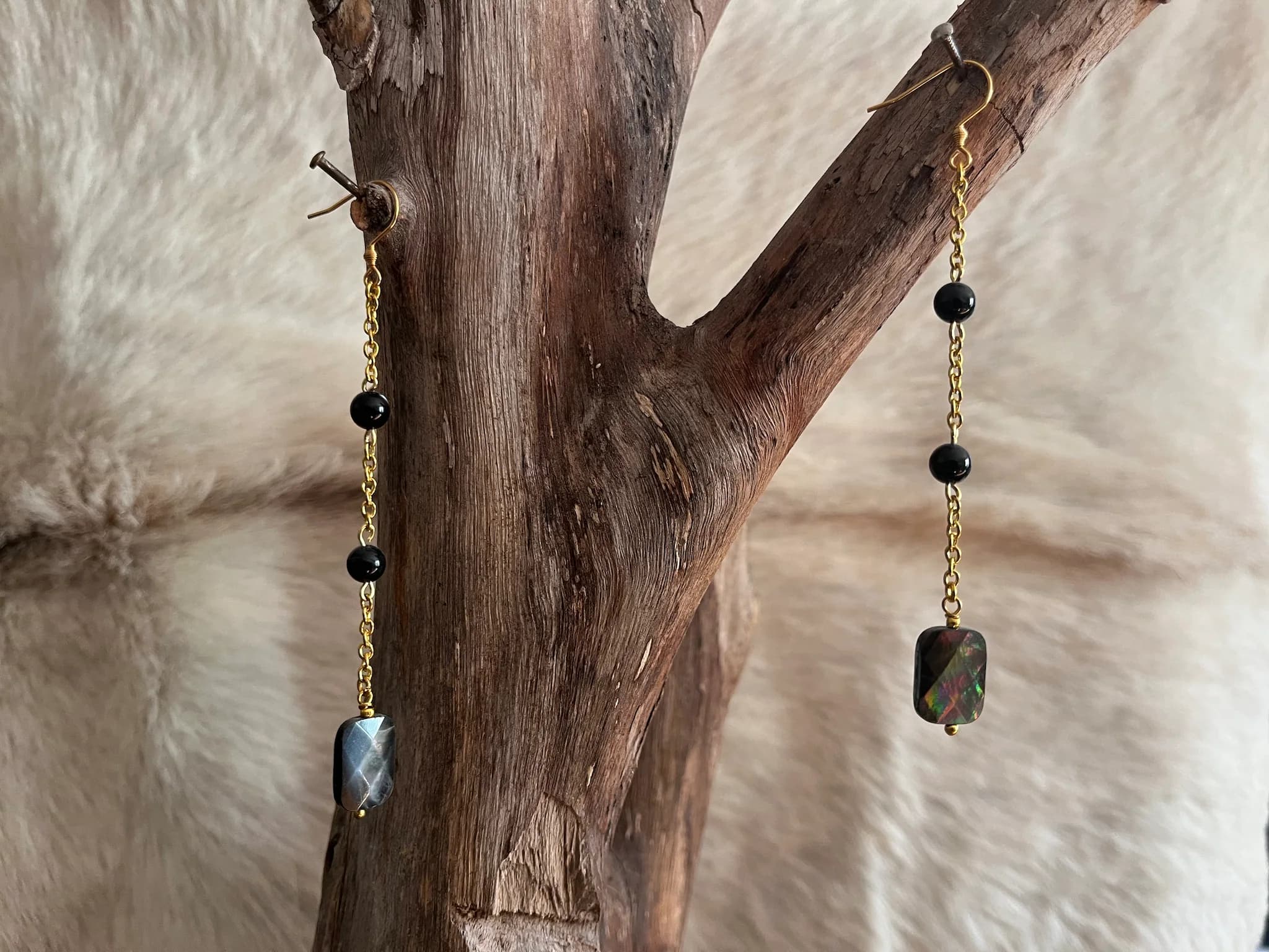 Boucles d’oreilles en nacre noire irisée image 3