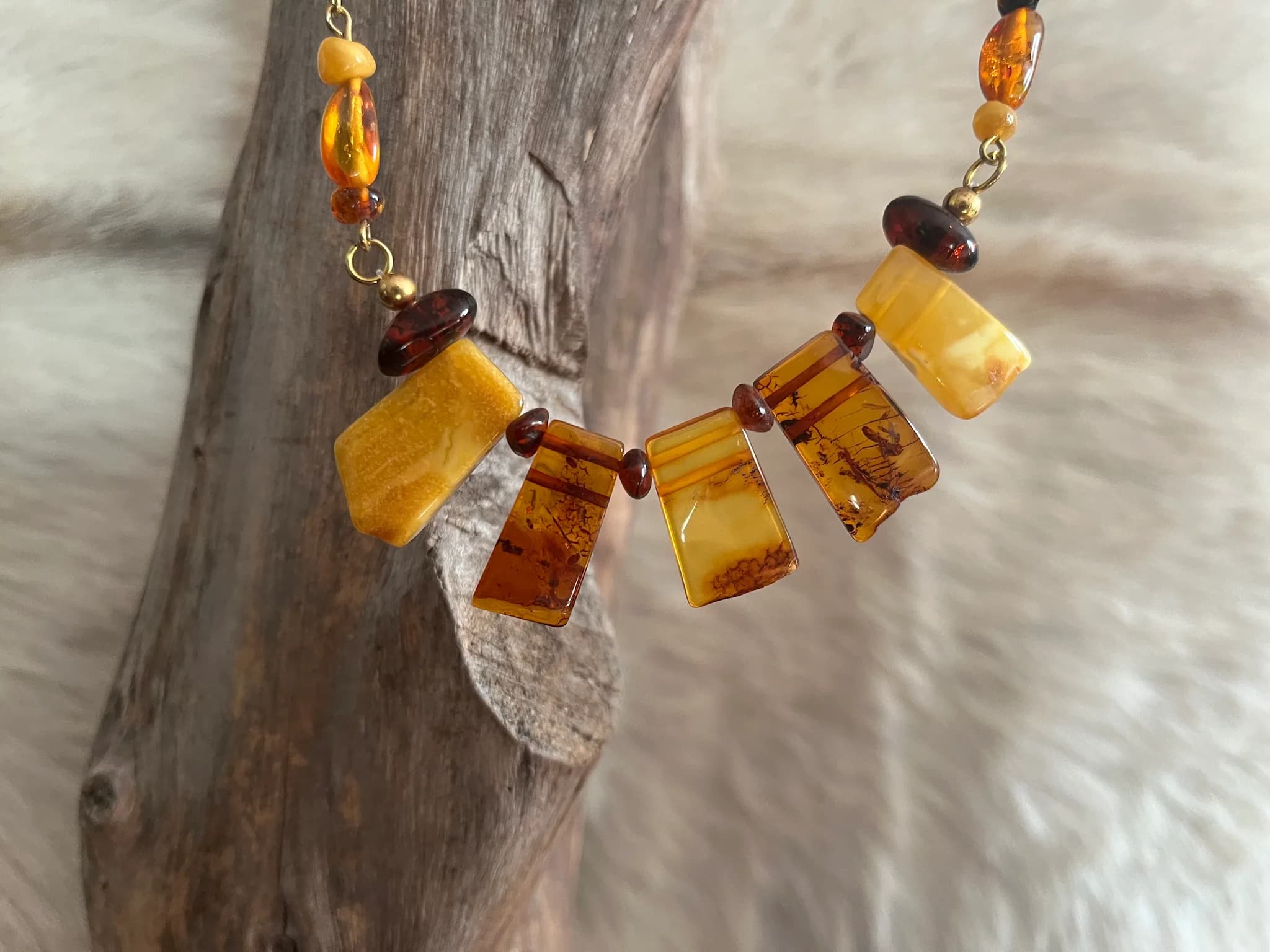 Collier plastron en ambre de la Baltique image 3