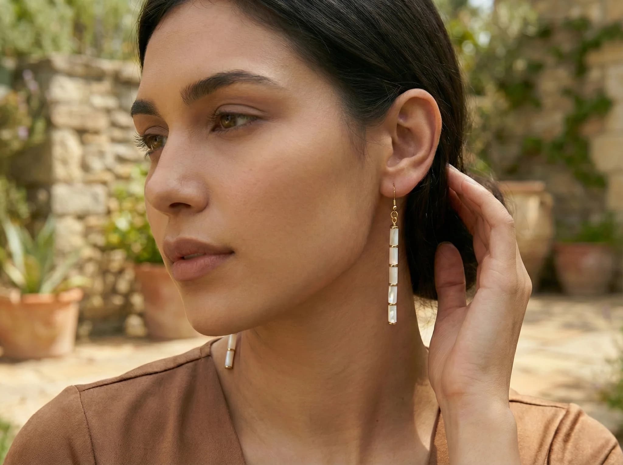 Boucles d’oreilles en tube de nacre blanche irisée image 2