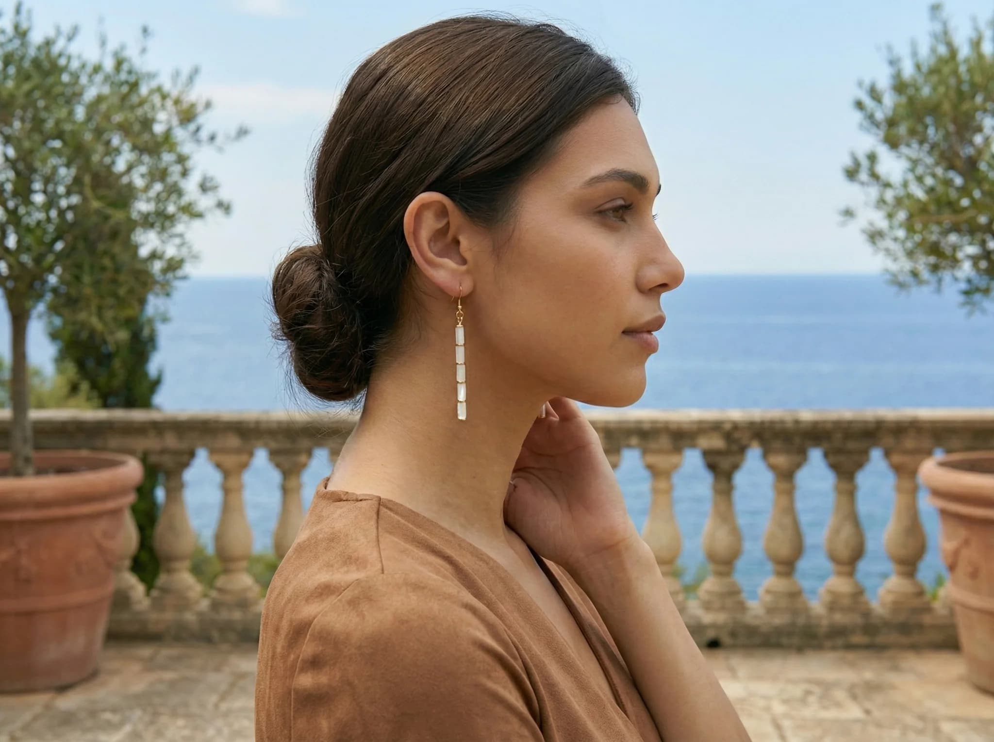 Boucles d’oreilles en tube de nacre blanche irisée image 1