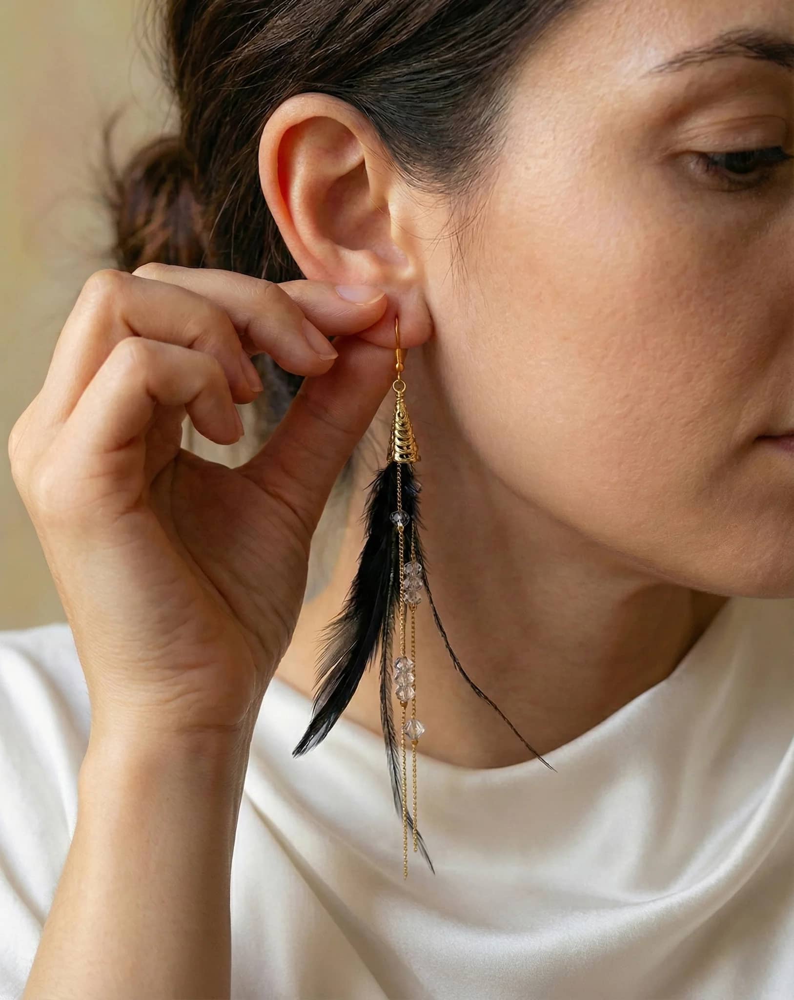 Boucles d’oreilles plumes noires et cristal image principale