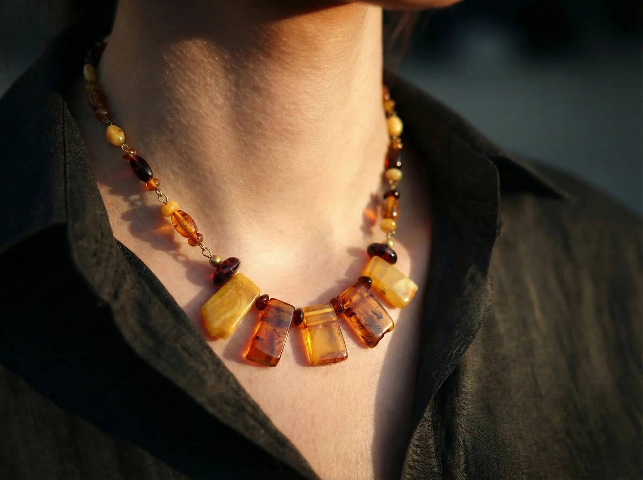 Collier plastron en ambre de la Baltique image principale