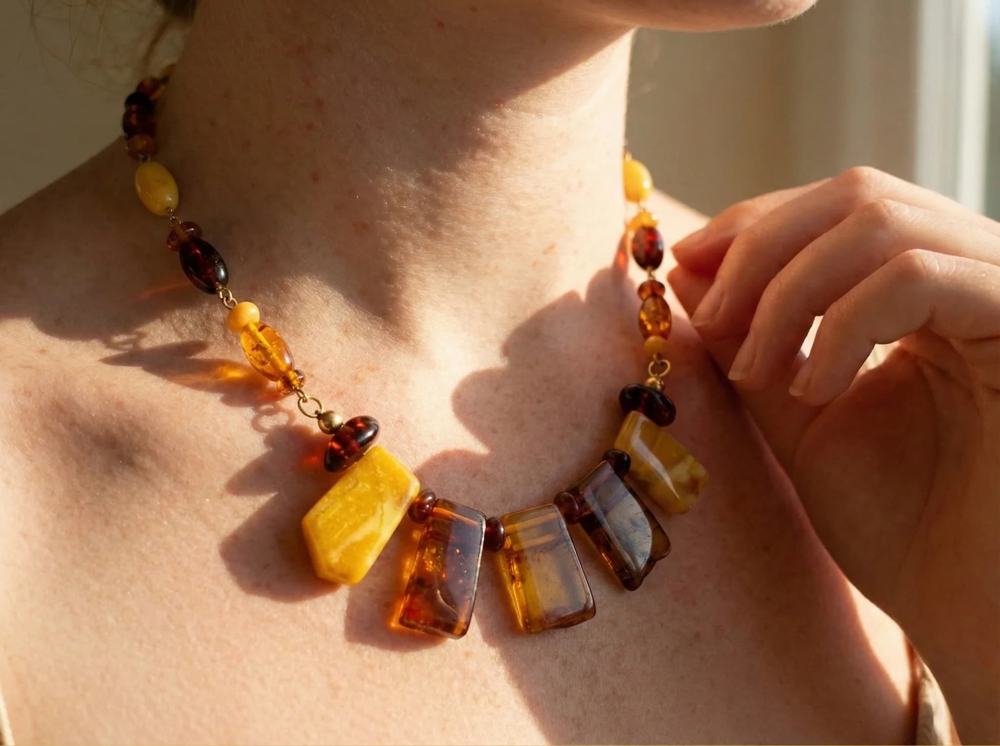 Collier plastron en ambre de la Baltique image 2