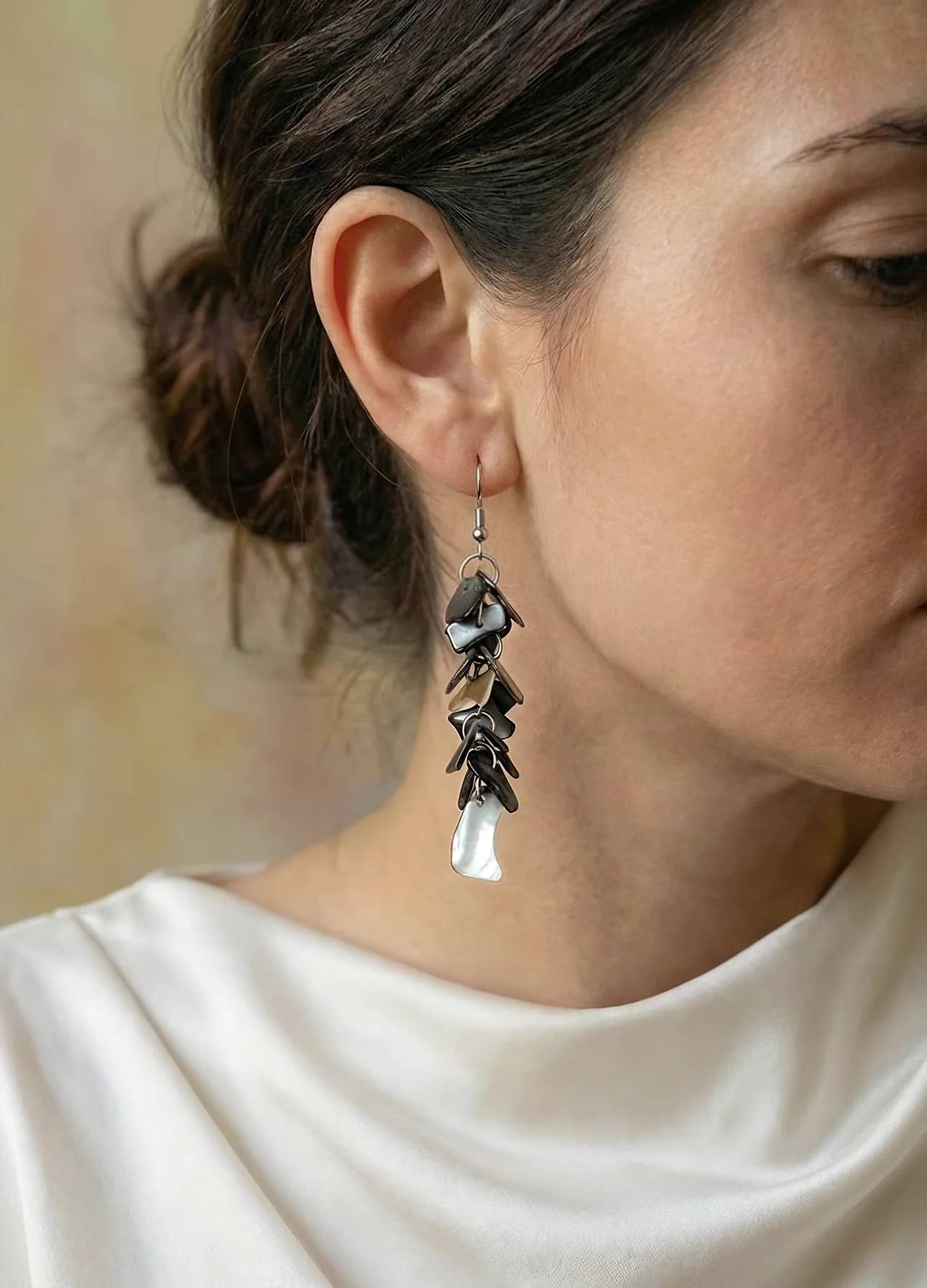 Boucles d’oreilles en coquillages noirs irisée image principale