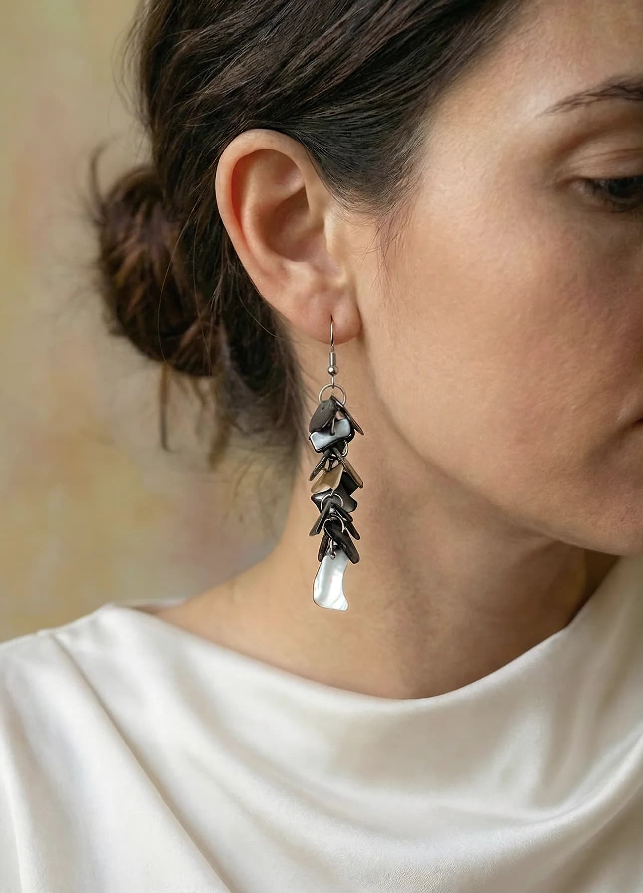 Boucles d’oreilles en coquillages noirs irisée image 1