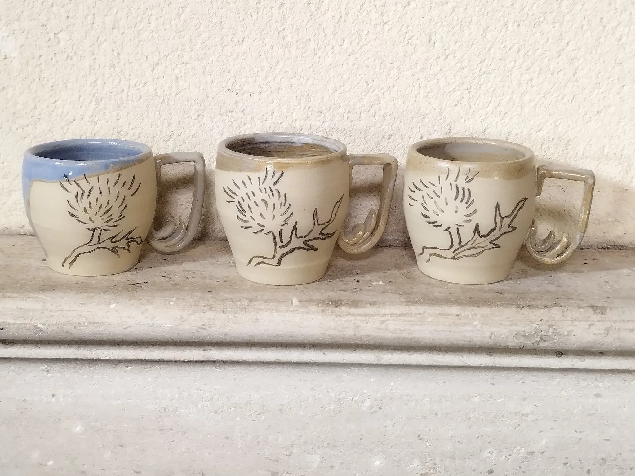 Tasse artisanale en grès brun et anse sculptée image 3