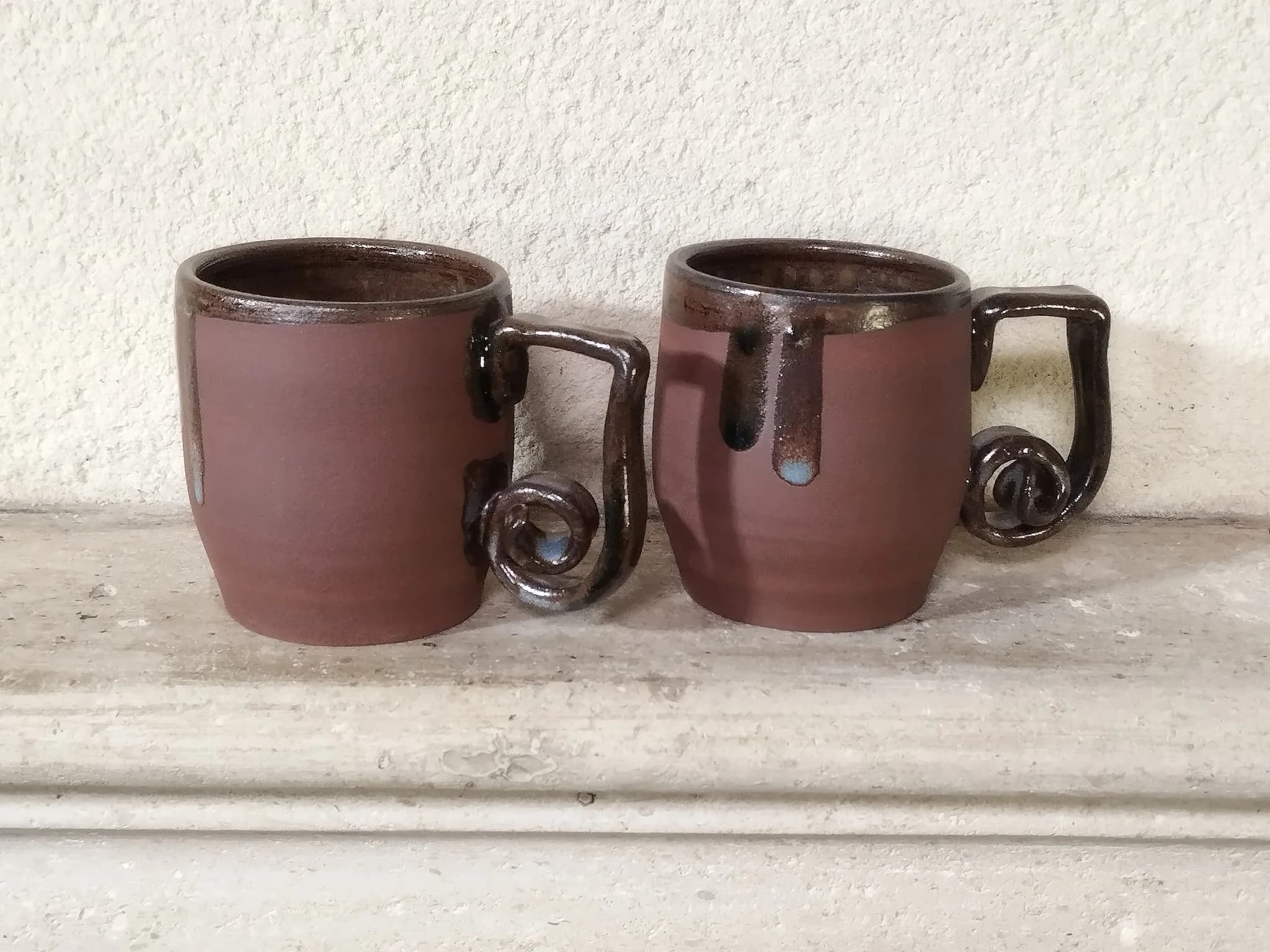 Tasse artisanale en grès brun et anse sculptée image 4