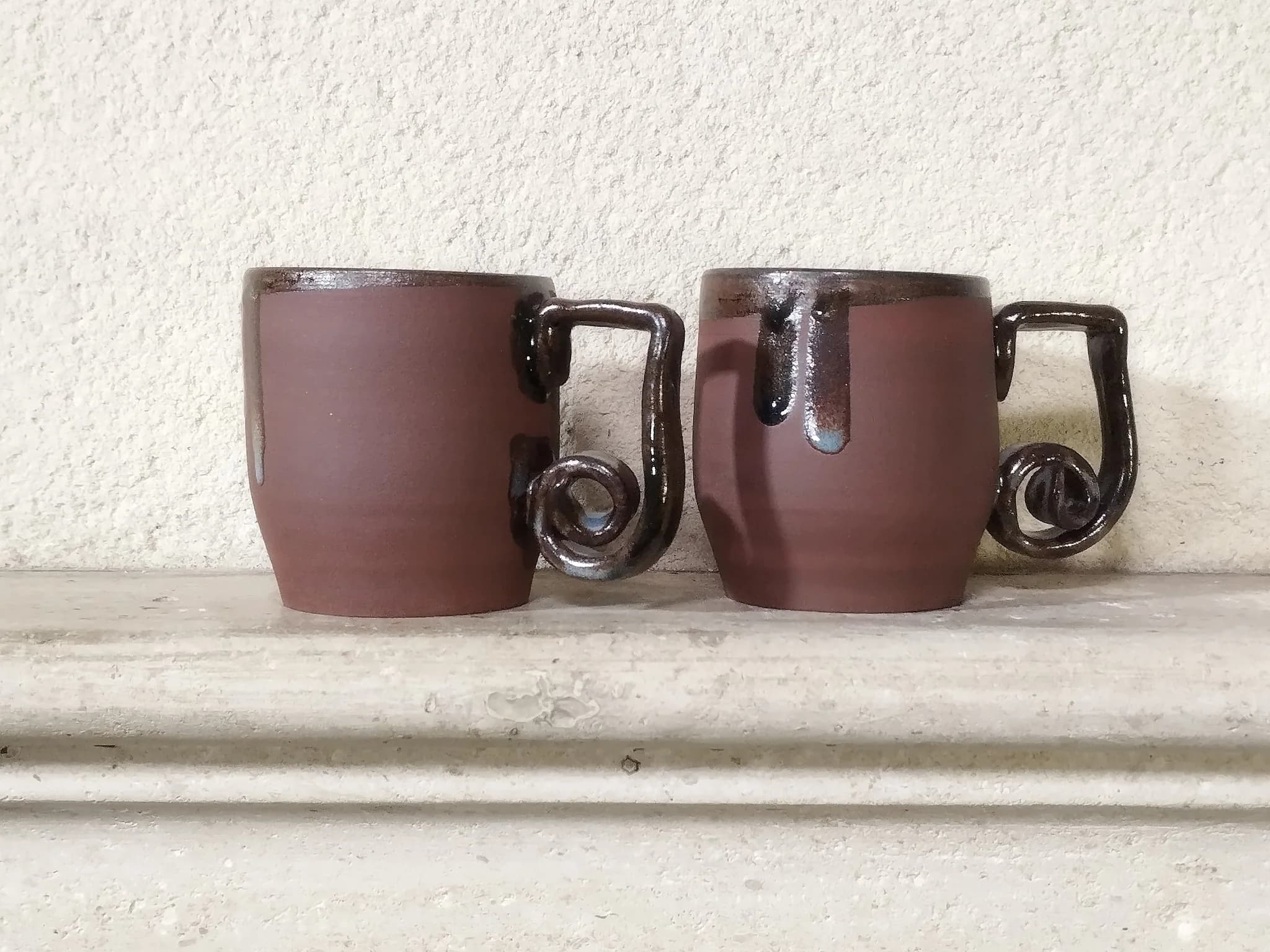Tasse artisanale en grès brun et anse sculptée image 5