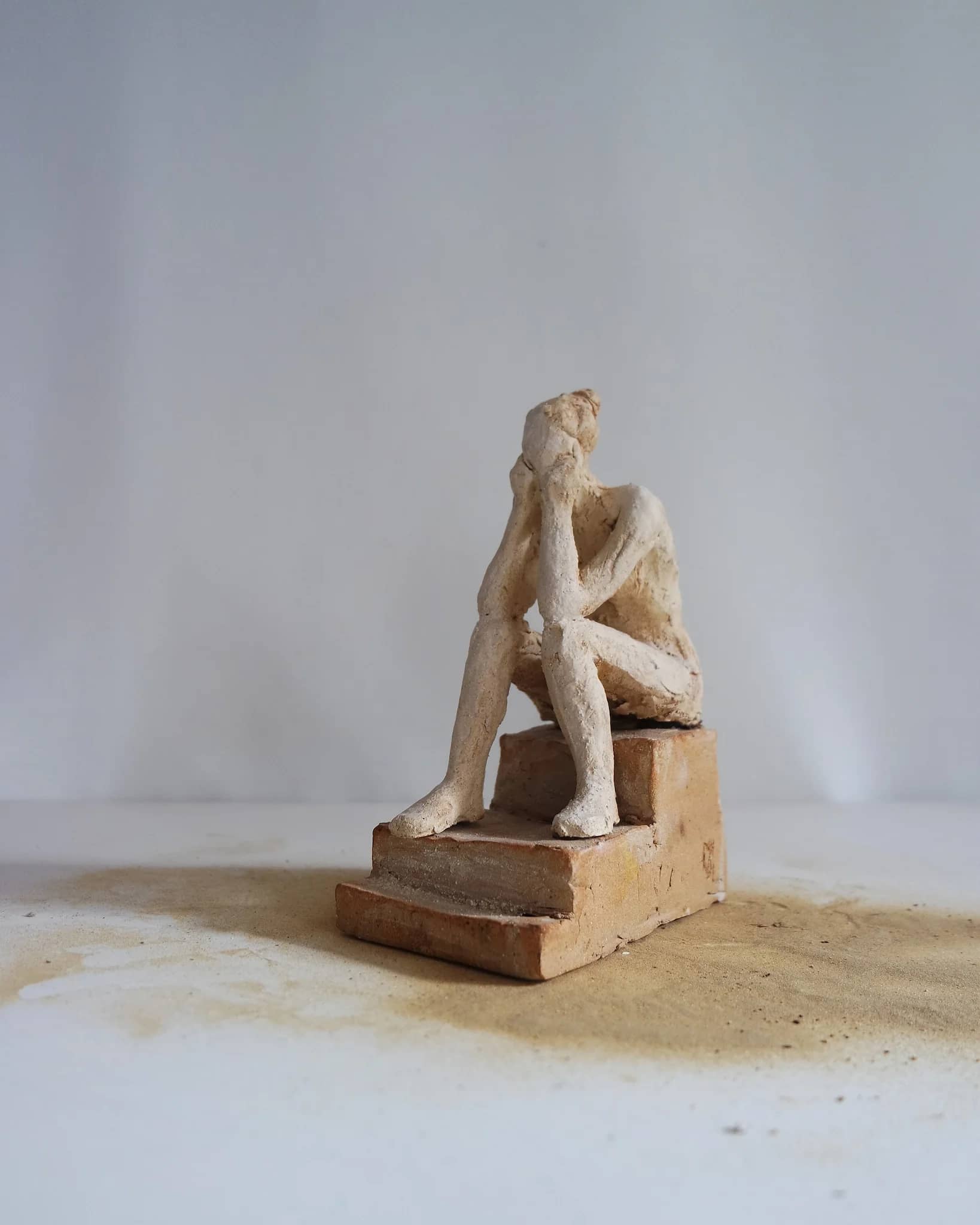 La pause sur les marches (Grès) image principale