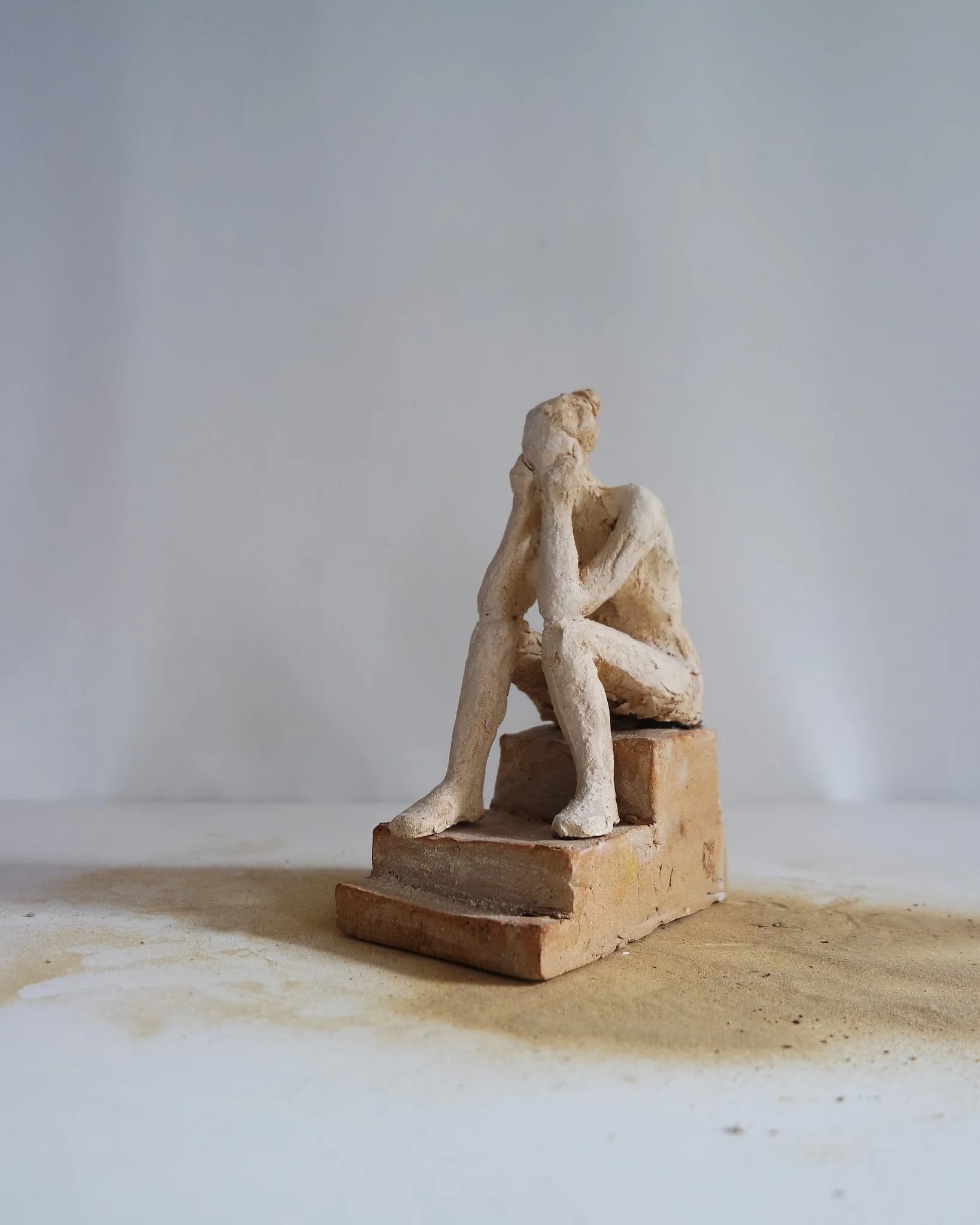 La pause sur les marches (Grès) image 1