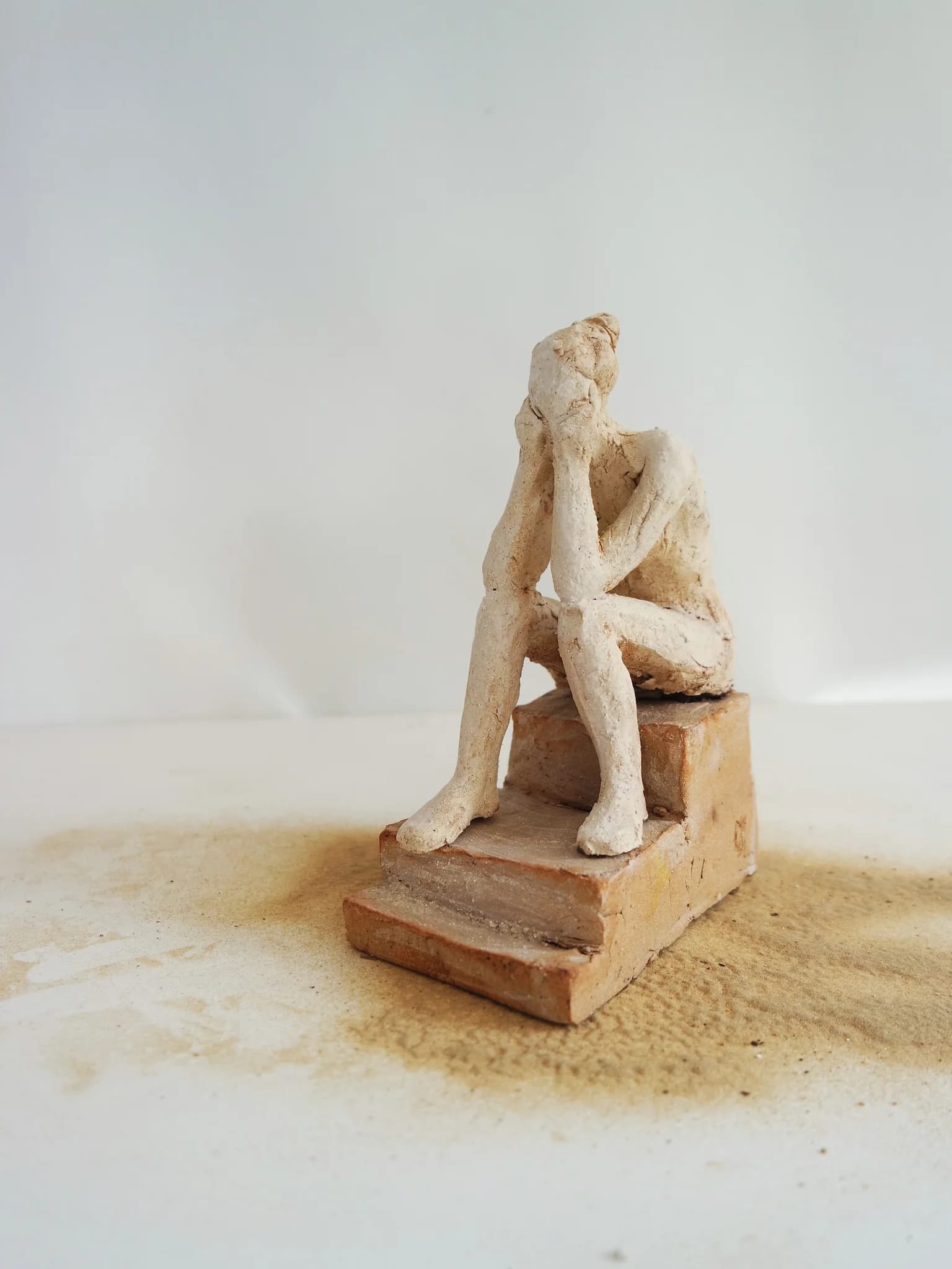 La pause sur les marches (Grès) image 2