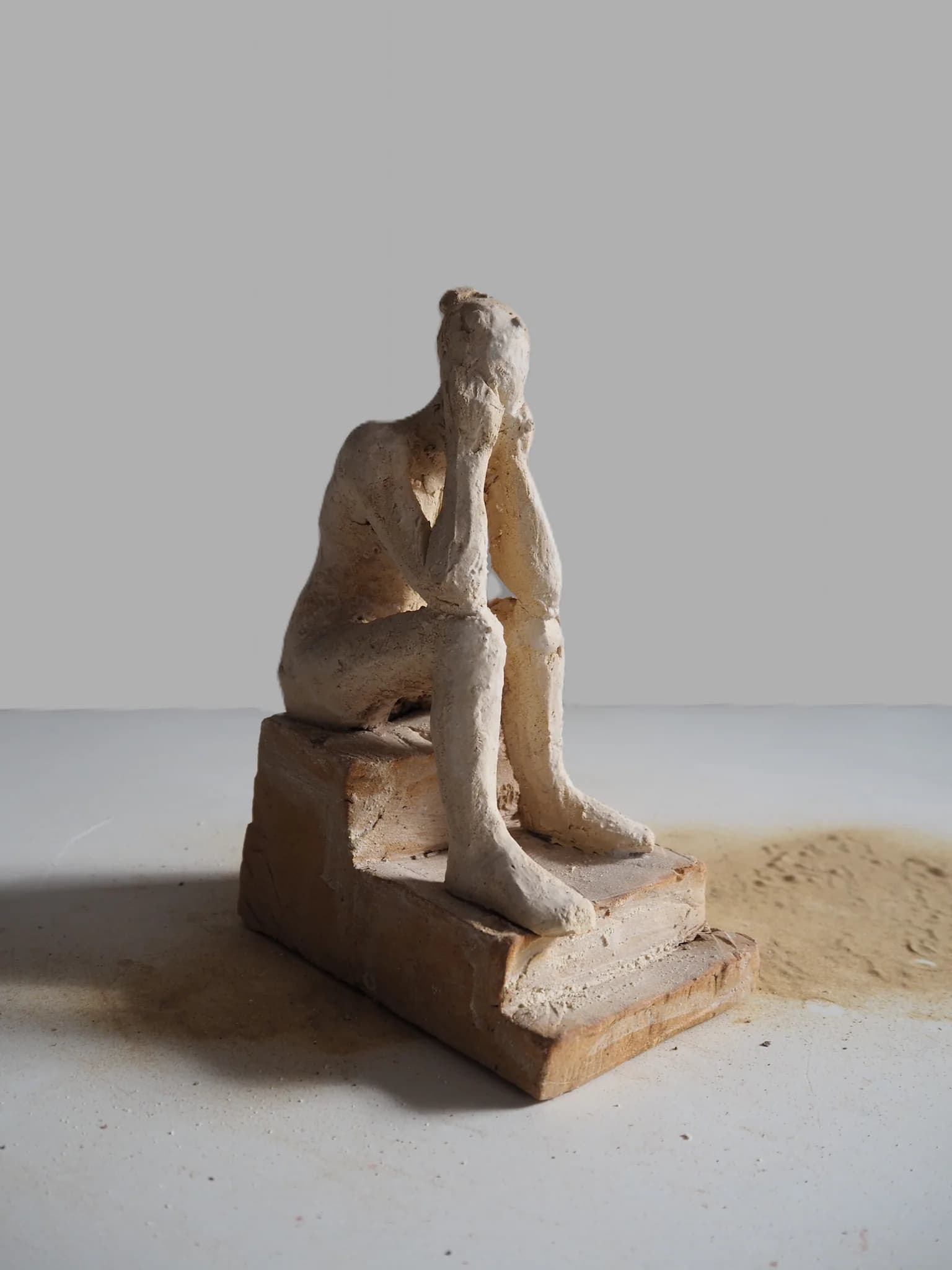 La pause sur les marches (Grès) image 3